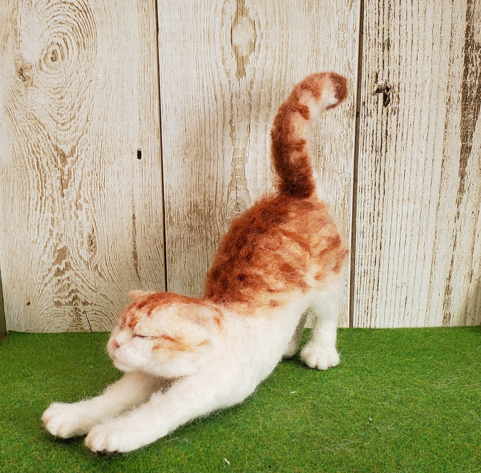 伸びをしている猫 茶トラ 羊毛フェルト Iichi ハンドメイド クラフト作品 手仕事品の通販