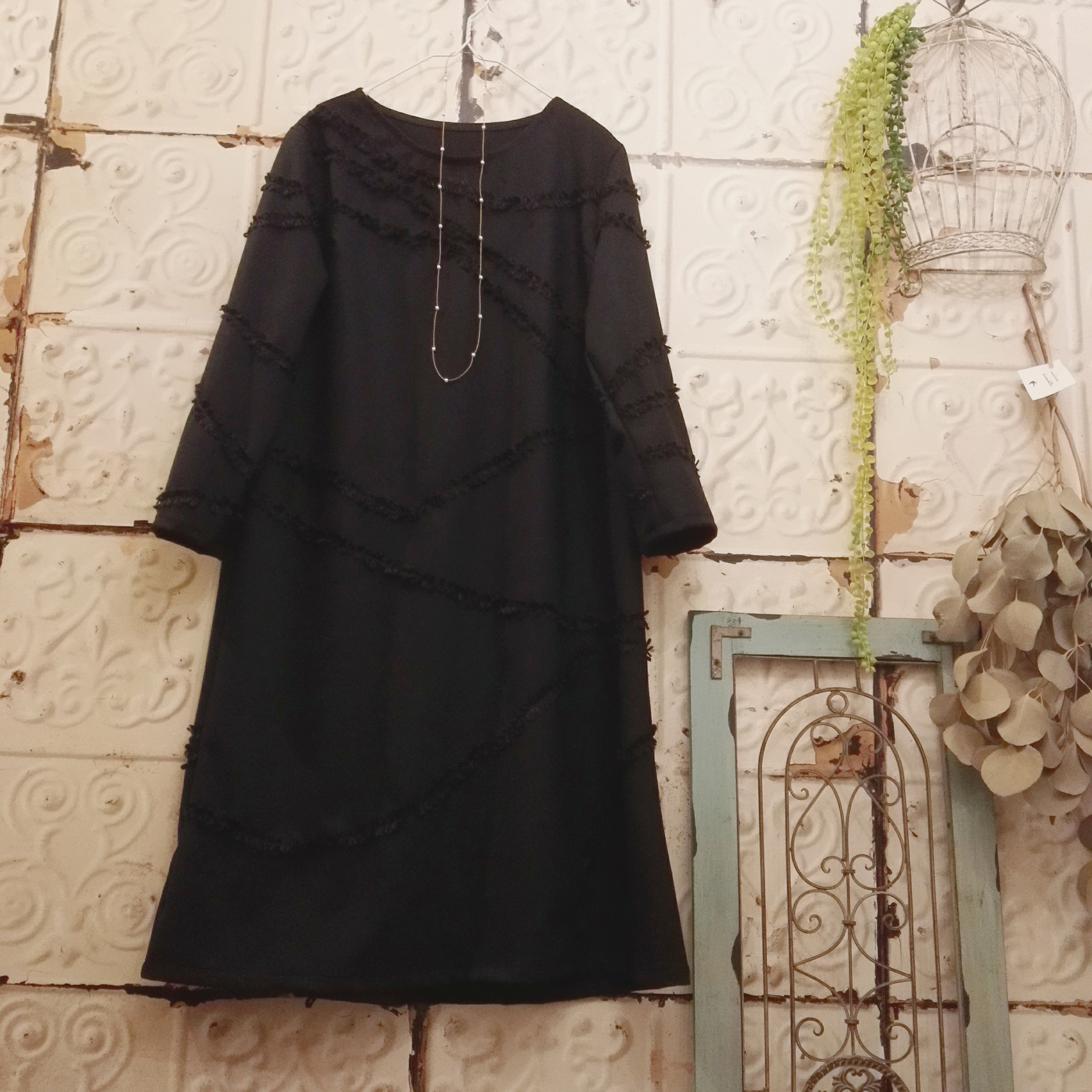 ブラックウールに毛糸の刺繍のワンピース Iichi ハンドメイド クラフト作品 手仕事品の通販