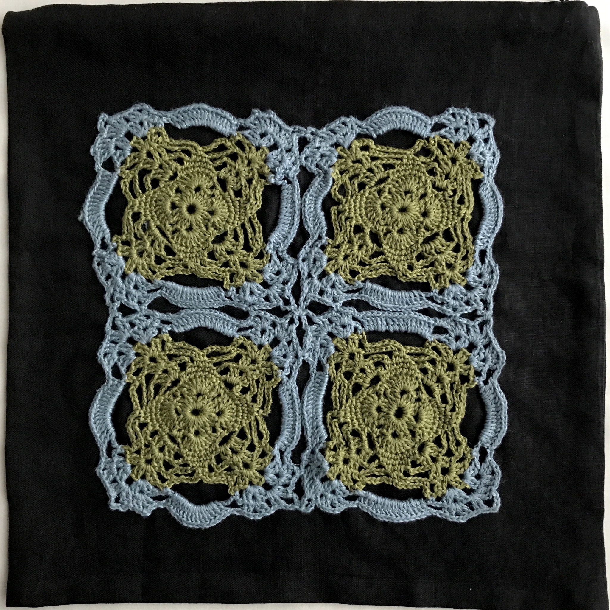 モチーフ編み飾りのリネンクッションカバー Iichi ハンドメイド クラフト作品 手仕事品の通販