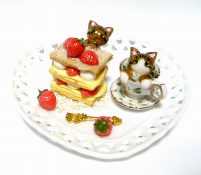にゃんこのしっぽ いちごミルフィーユのハートプレート 置物 ミニチュア 猫3 Iichi ハンドメイド クラフト作品 手仕事品の通販