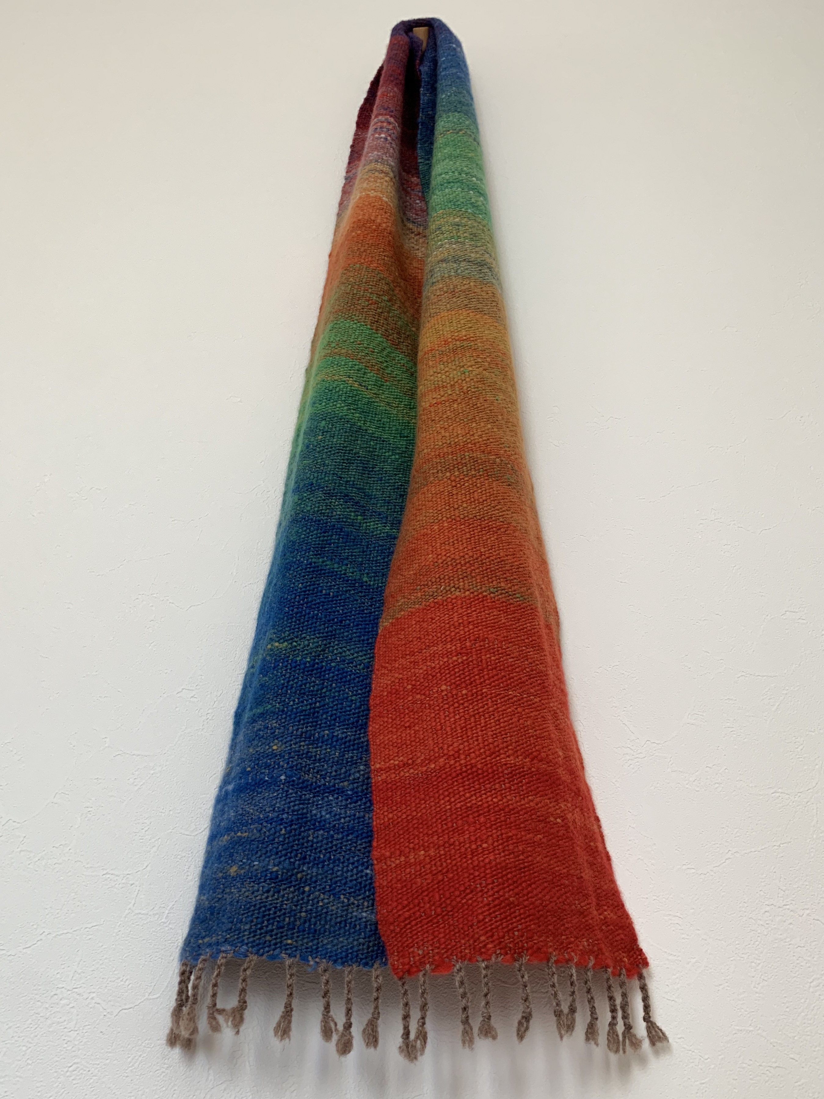 手紡ぎ糸の手織りマフラー レインボーグラデーション Iichi ハンドメイド クラフト作品 手仕事品の通販