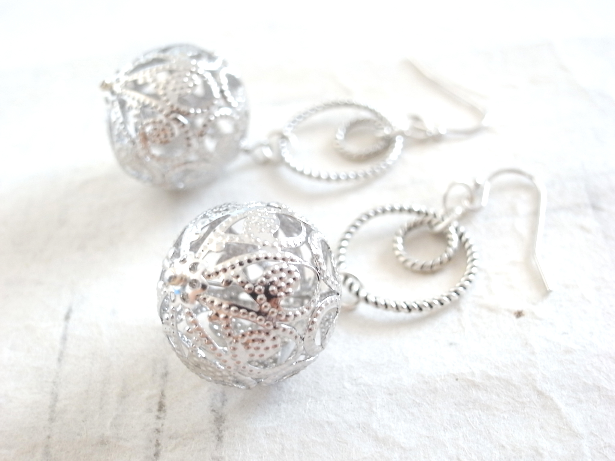 ピアス 手毬の様なアジアン透かしビーズ シルバー Iichi ハンドメイド クラフト作品 手仕事品の通販