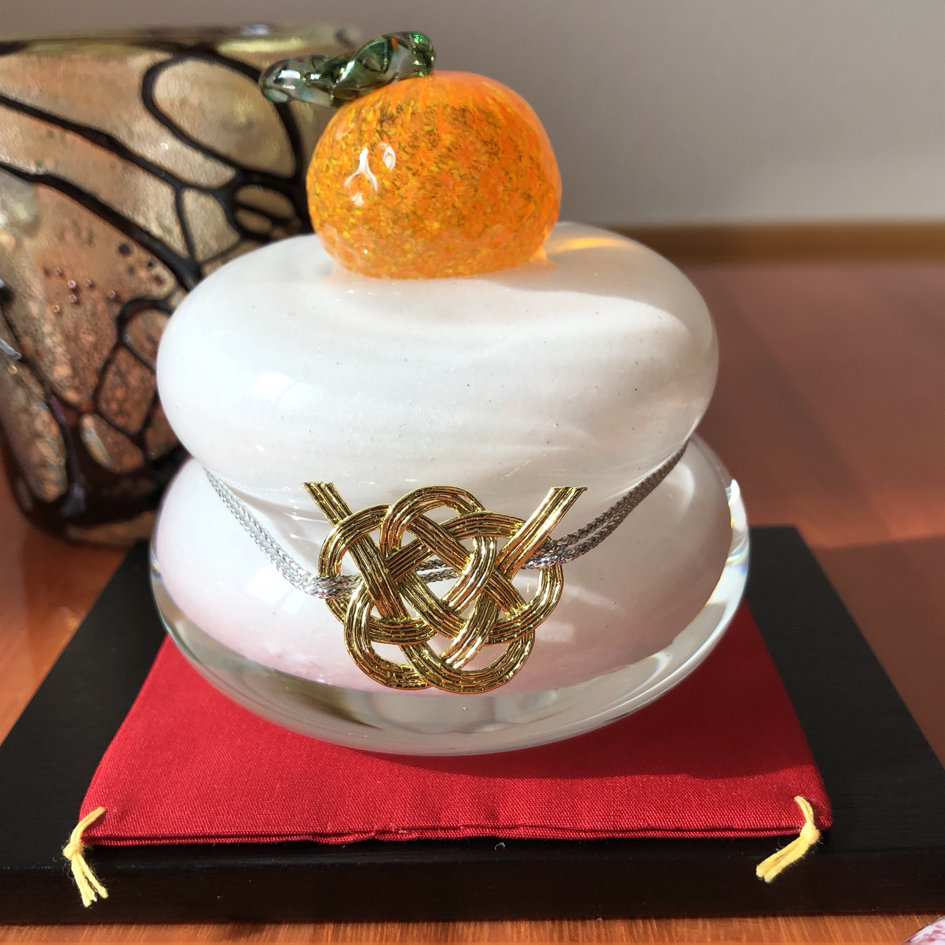 キラキラ橙つるりんガラスの鏡餅 大 水引き 赤座布団 黒台付き Iichi ハンドメイド クラフト作品 手仕事品の通販