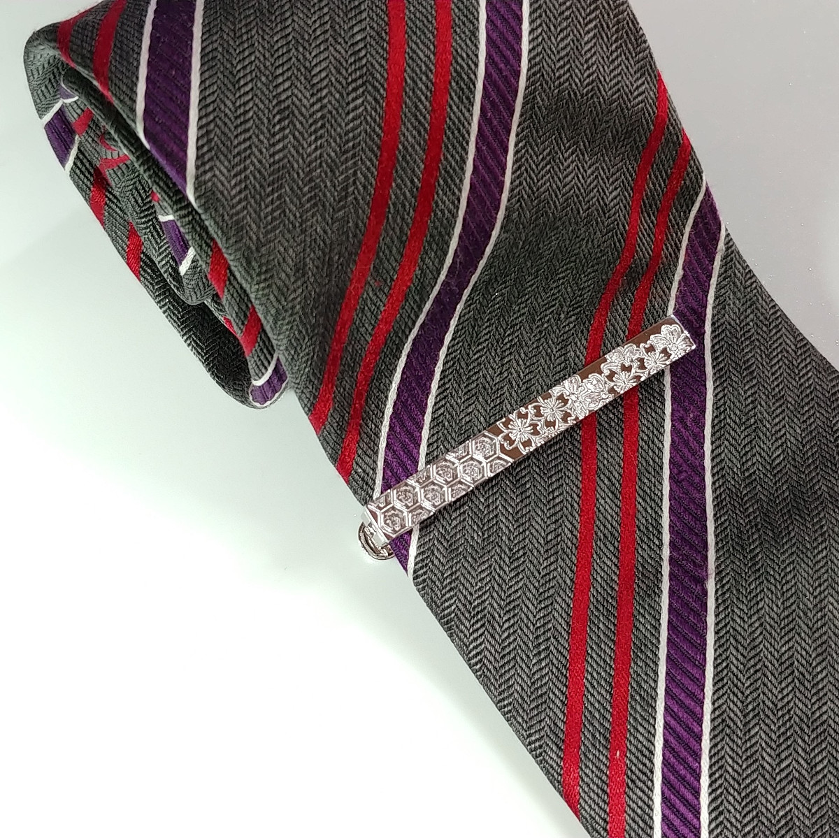 亀甲文様と桜の和柄ネクタイピン ビジネス カジュアル おしゃれな男性へのプレゼントにも Iichi ハンドメイド クラフト作品 手仕事品の通販