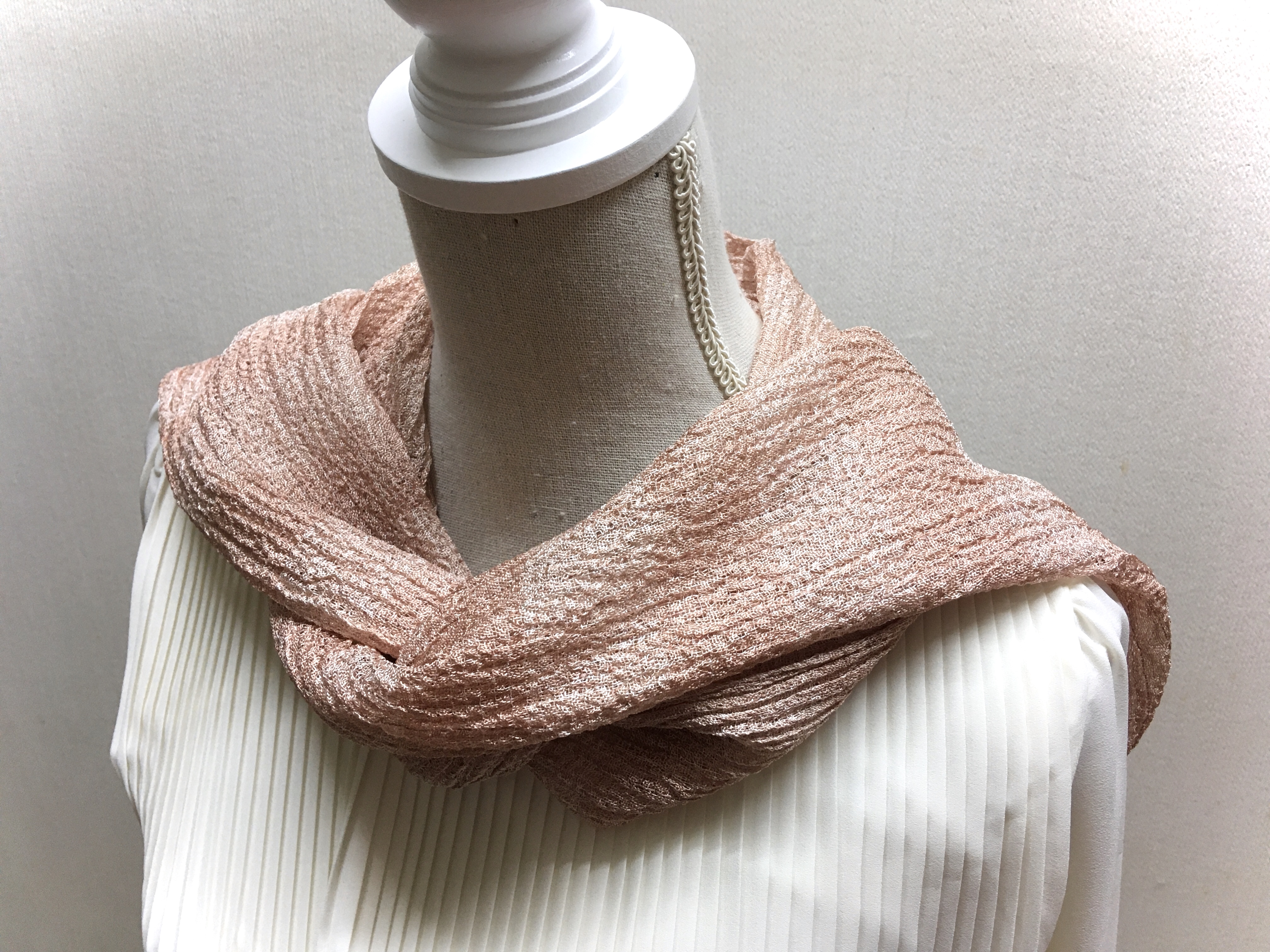 茜染　ワイルドシルクストール　ムラ染め　アヒンサーシルク100% 手織り 茜染 アヒンサーシルク100%ストール エリ蚕シルク 手紡ぎ手織り