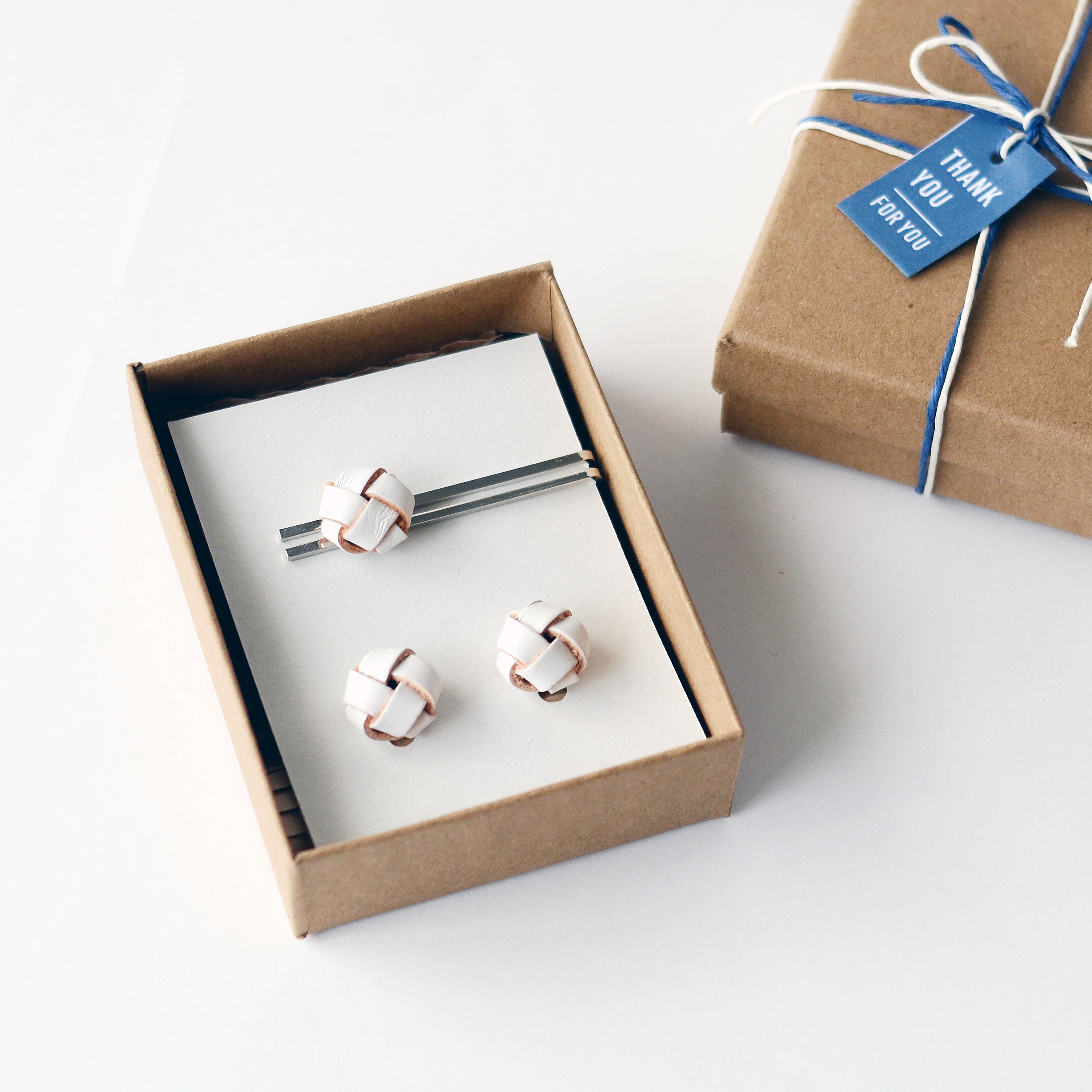 本革 白 玉結び カフスボタン ネクタイピンセット ギフトラッピング無料 Iichi ハンドメイド クラフト作品 手仕事品の通販