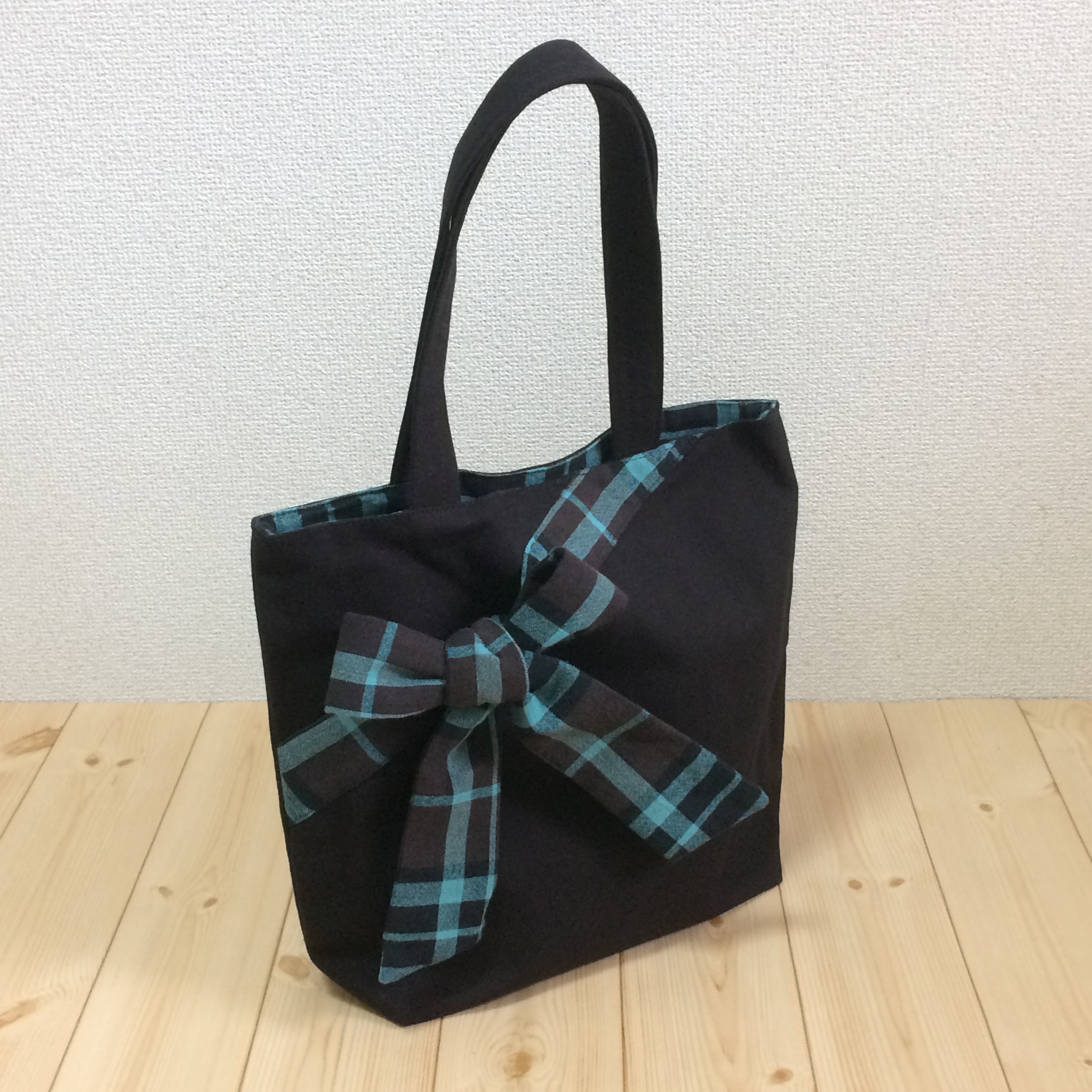 優しい色合いのリボン リボン付きトートバッグ ブラック チョコミントチェック M 232 Iichi ハンドメイド クラフト作品 手仕事品の通販