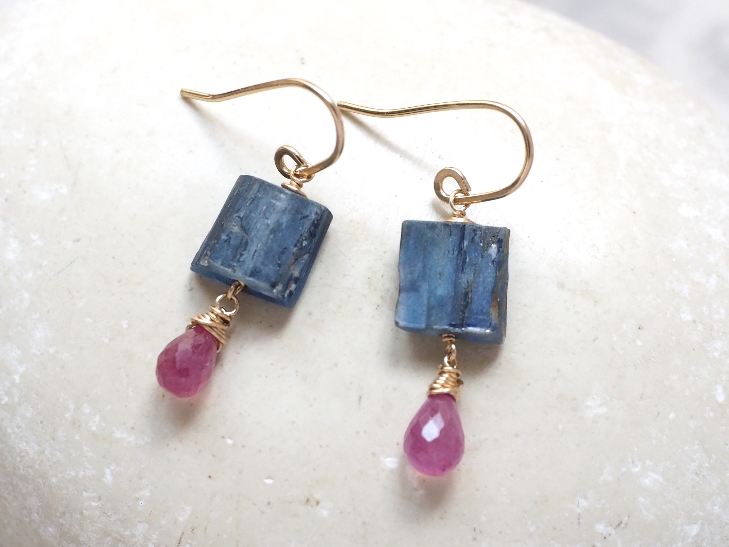 ラフカイヤナイトとピンクサファイアのピアス イヤリング変更可 Iichi ハンドメイド クラフト作品 手仕事品の通販