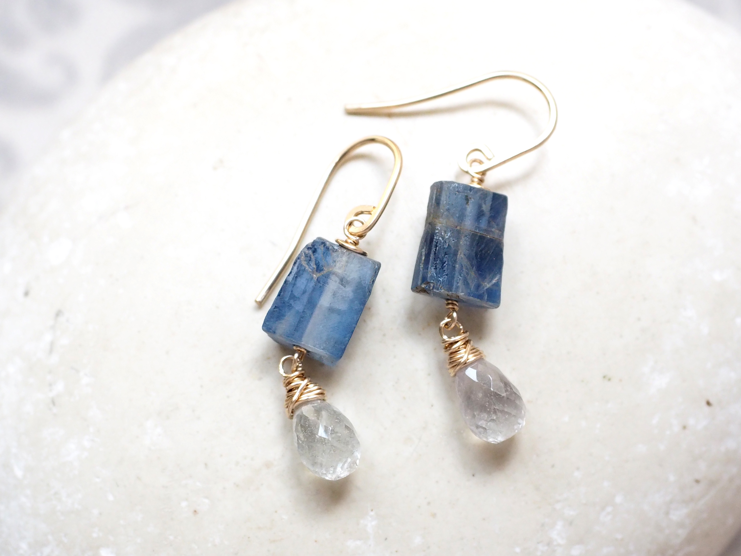 ラフカイヤナイトとホワイトサファイアのピアス イヤリング変更可 Iichi ハンドメイド クラフト作品 手仕事品の通販