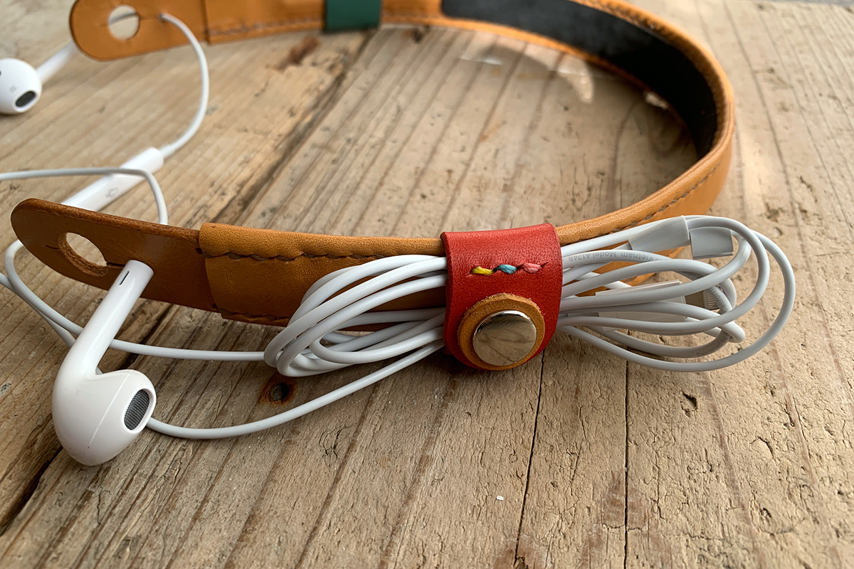 旅のお供に音楽を ケーブルクリップ付きイヤホンネックホルダー キャメル トラベル革小物 ラッピング可 Iichi ハンドメイド クラフト作品 手仕事品の通販