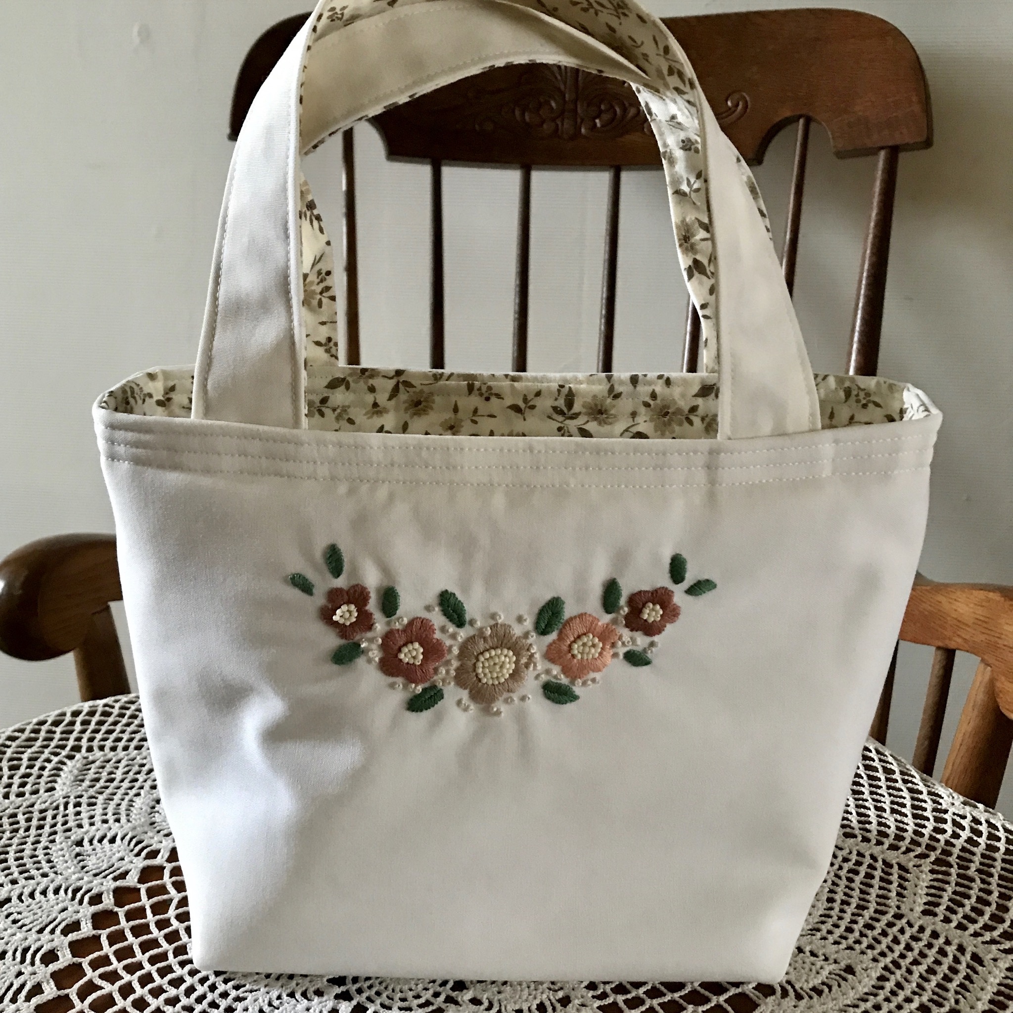 花とビーズ刺繍のトートバッグ ホワイト Iichi ハンドメイド クラフト作品 手仕事品の通販