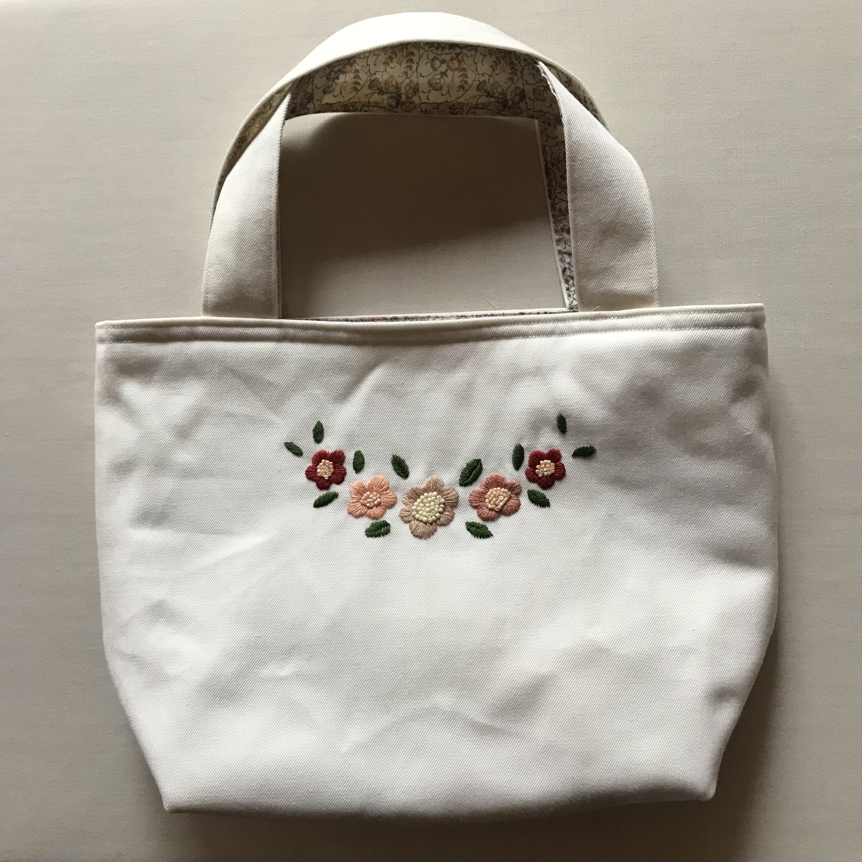 花とビーズ刺繍のトートバッグ ホワイト Iichi ハンドメイド クラフト作品 手仕事品の通販