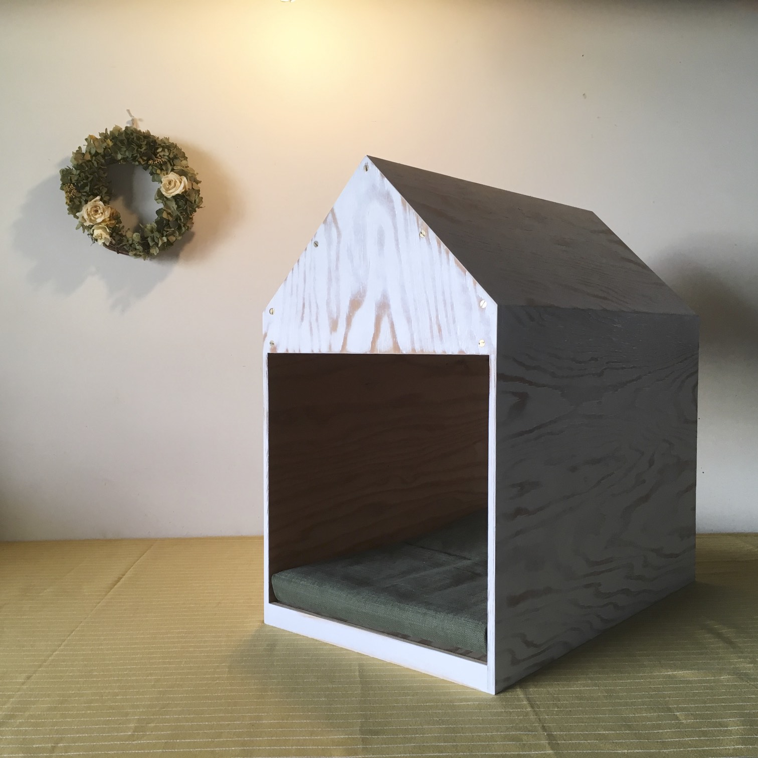 インテリアになる犬小屋 ドッグハウス ペットハウス 木製 ホワイトウォッシュ 室内用 Iichi ハンドメイド クラフト作品 手仕事品の通販