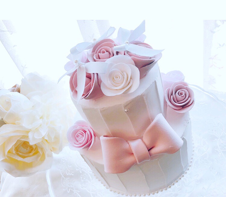ピンクりぼんと薔薇のクレイケーキ Iichi ハンドメイド クラフト作品 手仕事品の通販