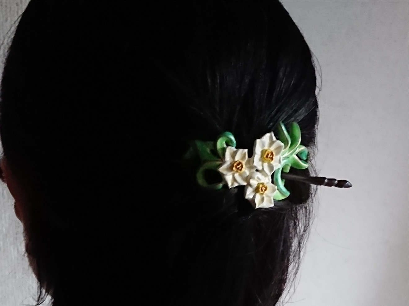 水仙の髪飾り マジェステ Iichi ハンドメイド クラフト作品 手仕事品の通販