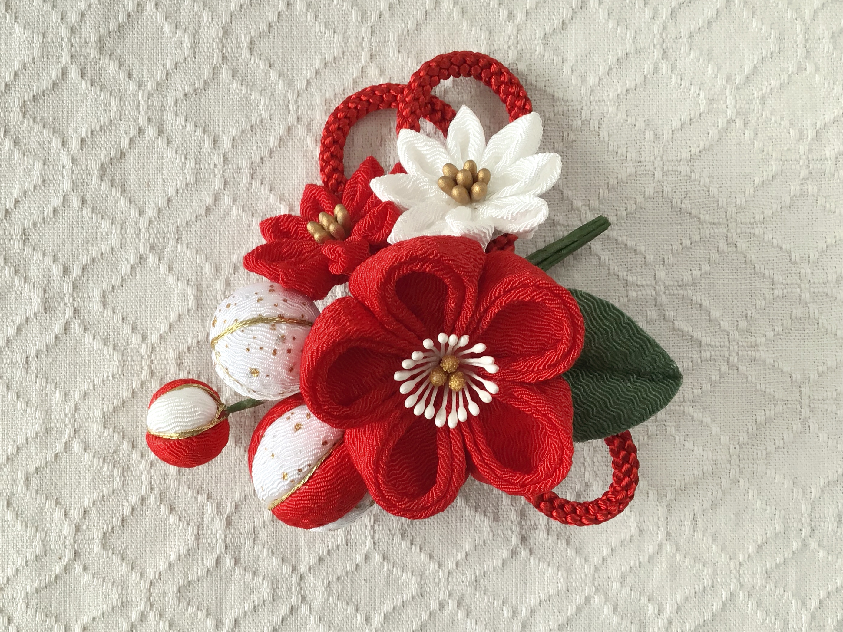 つまみ細工 梅中輪と小菊とちりめん玉の髪飾り 赤 Iichi ハンドメイド クラフト作品 手仕事品の通販