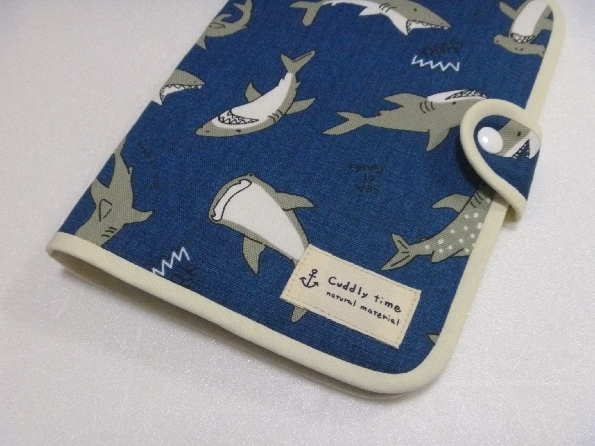 102 サメがいっぱい柄の母子手帳ケースs 紺 通帳ケース 再販 Iichi ハンドメイド クラフト作品 手仕事品の通販