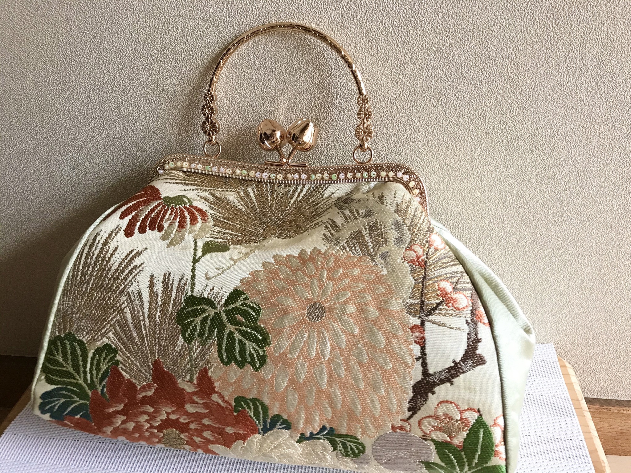 がまぐちバッグ 角型口金 花のつぼみ口金 オレンジ菊柄 Iichi ハンドメイド クラフト作品 手仕事品の通販