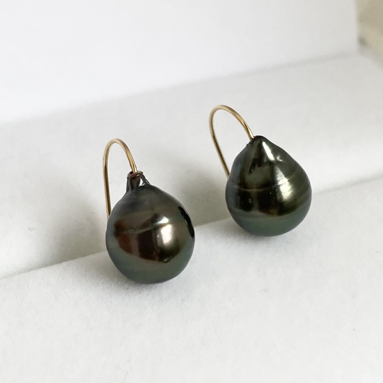k18》8-8.5㎜珠 黒蝶真珠 バロック ソリティアピアス | iichi 