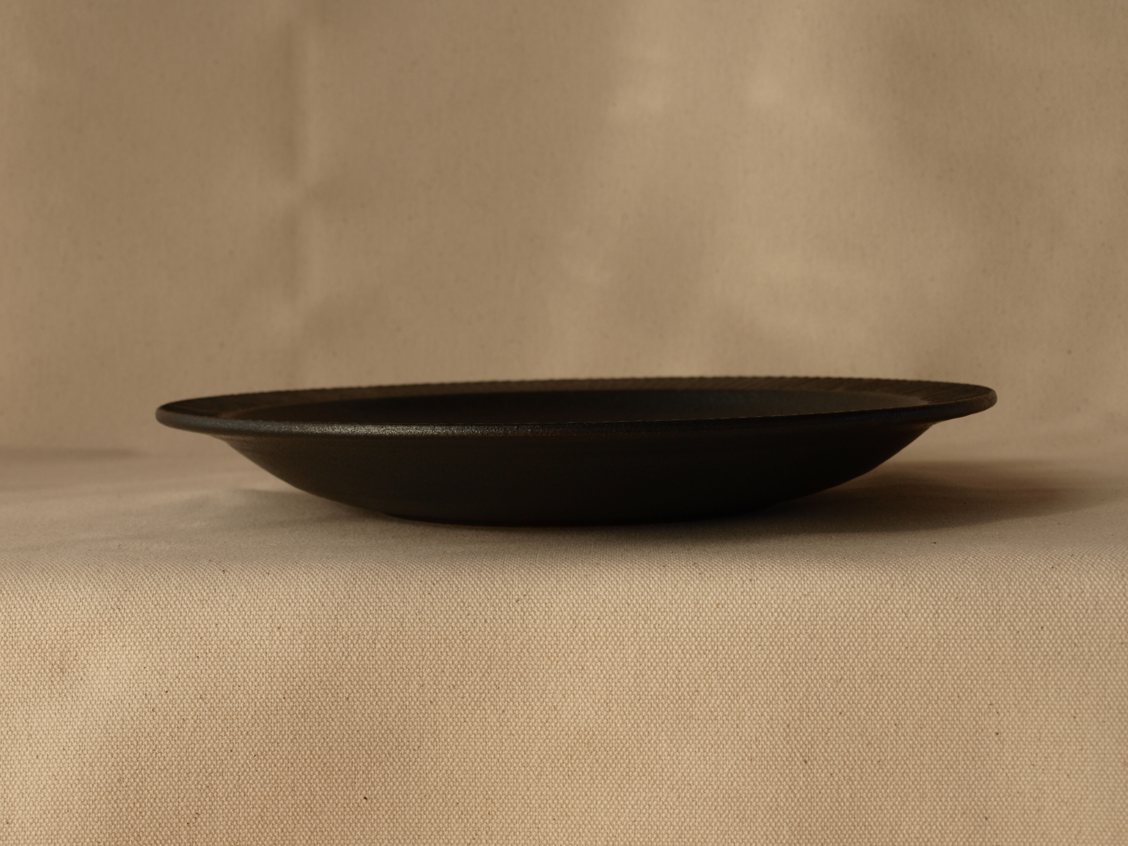 お皿 しのぎ 深皿 黒 直径約27 5ｃｍ 大皿 Iichi ハンドメイド クラフト作品 手仕事品の通販