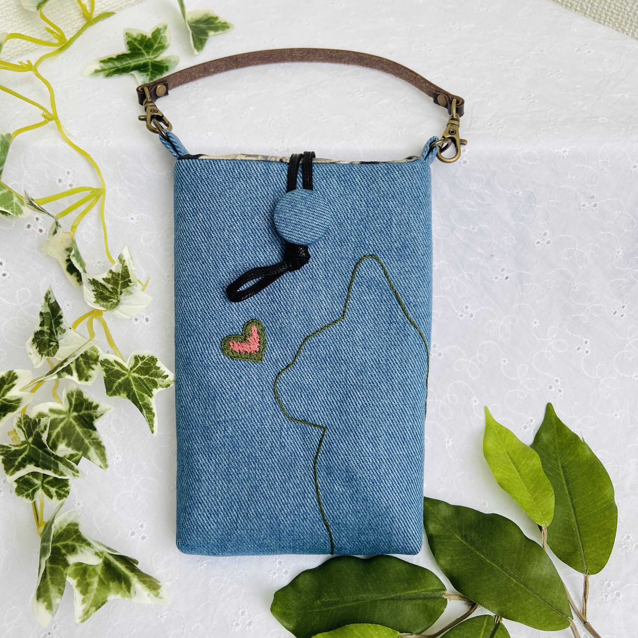 手刺繍の横顔ねこスマホポーチ ブルーデニム Iichi ハンドメイド クラフト作品 手仕事品の通販