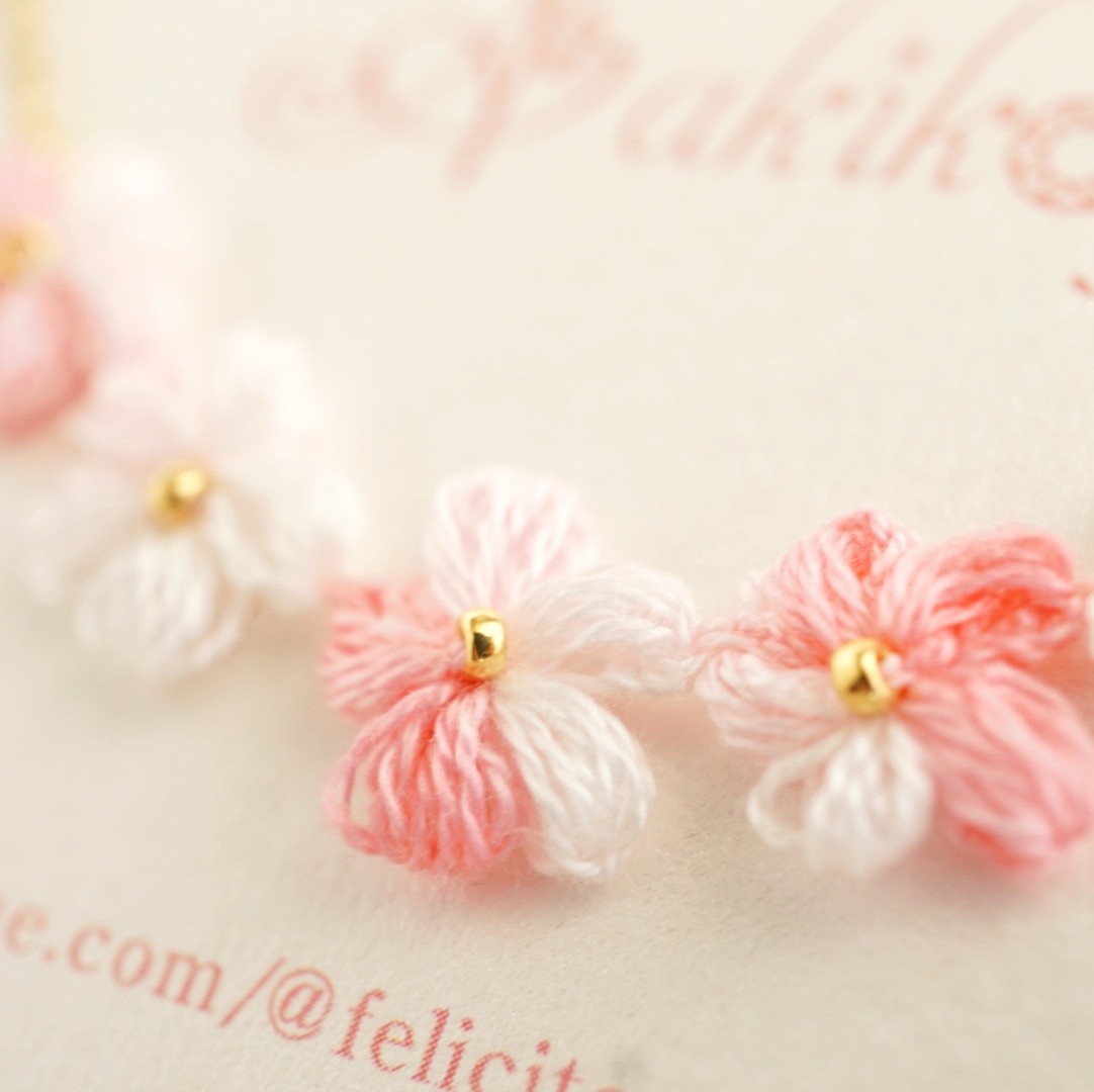 いちごミルク 刺繍糸のお花のゆらゆらネックレス Iichi ハンドメイド クラフト作品 手仕事品の通販