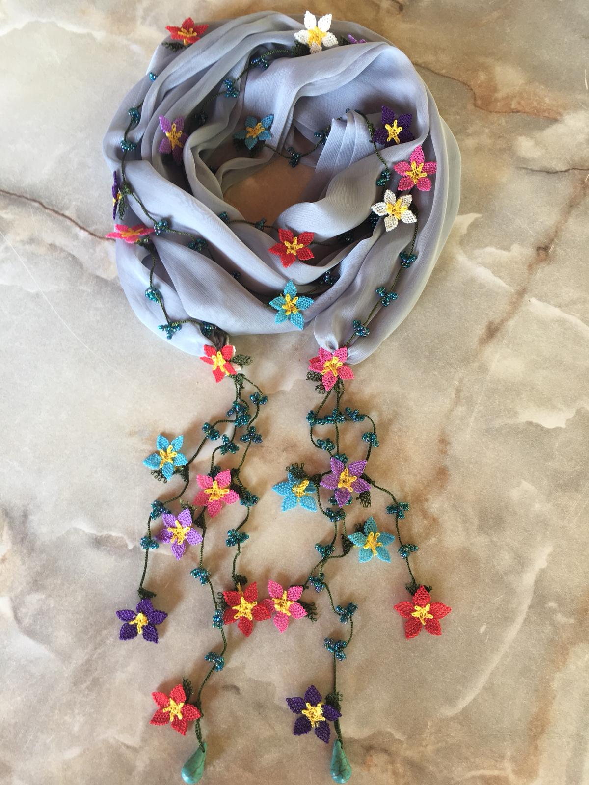 刺繍のお花とトルコ石付き シフォンスカーフのロングラリエット ライトグレー Iichi ハンドメイド クラフト作品 手仕事品の通販