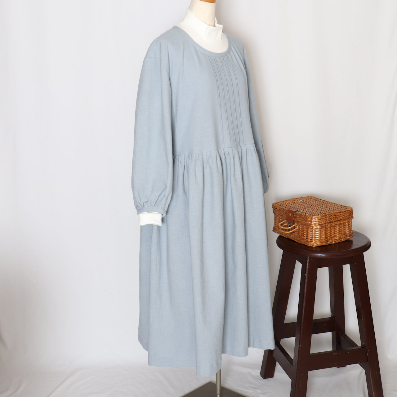 ざっくりレトロな木綿ワンピース シックブルー Iichi ハンドメイド クラフト作品 手仕事品の通販