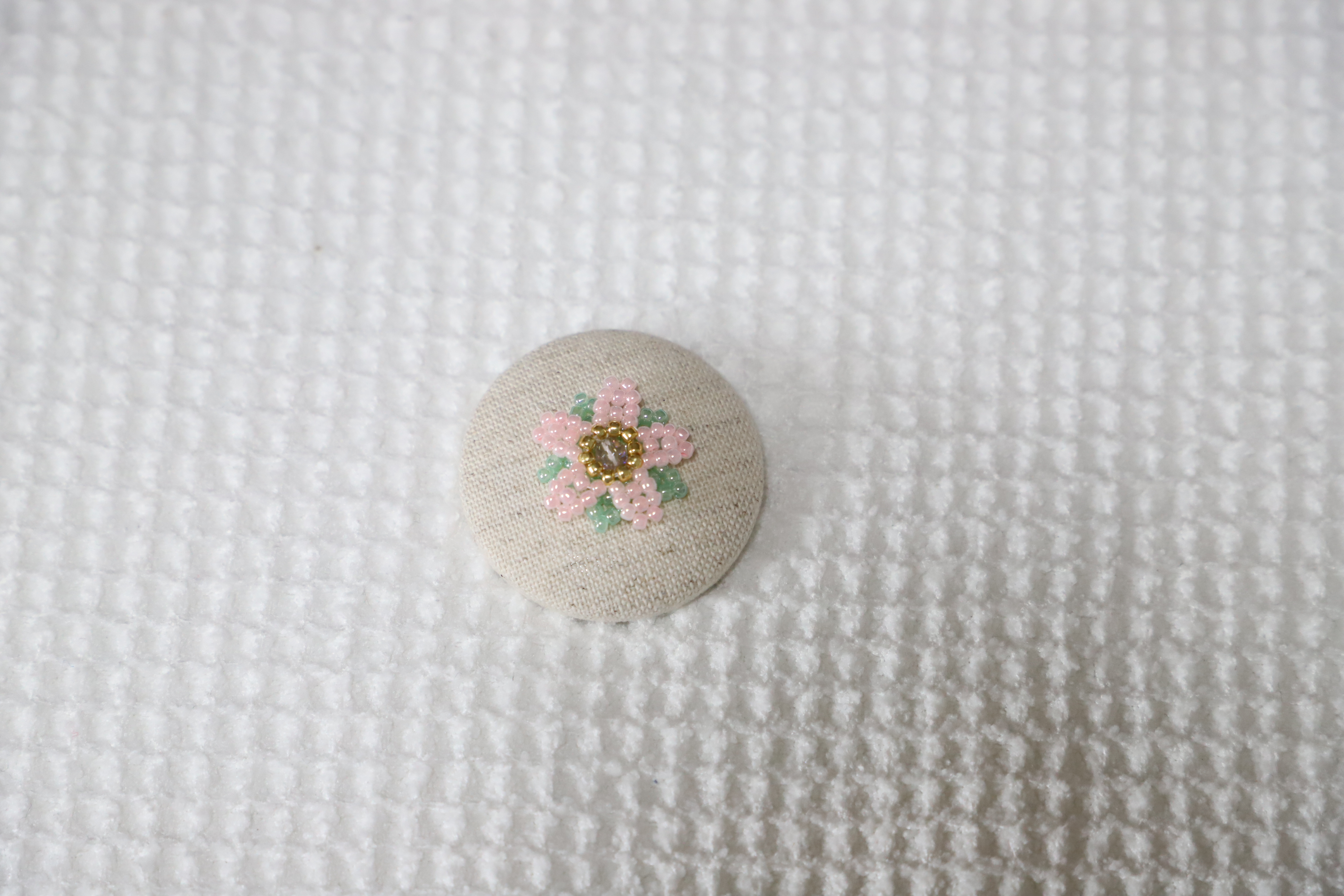 No.45 ブローチ くるみボタン 刺繍 桜 青 ampiplayadelcarmen.org