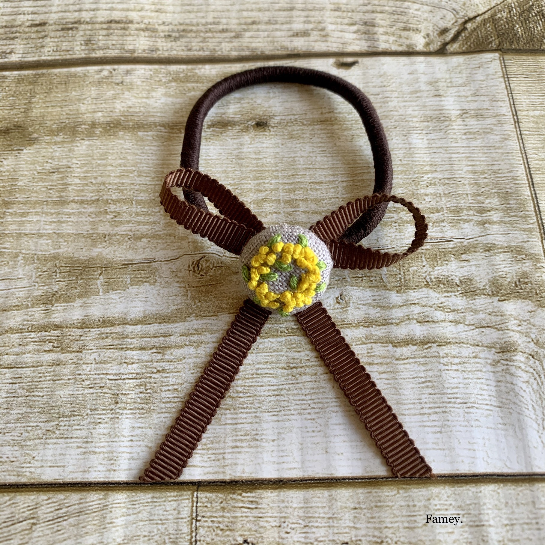 大人かわいい手刺繍ミモザのリボンヘアゴム ブラウン グログランリボン ボタン リネン Iichi ハンドメイド クラフト作品 手仕事品の通販