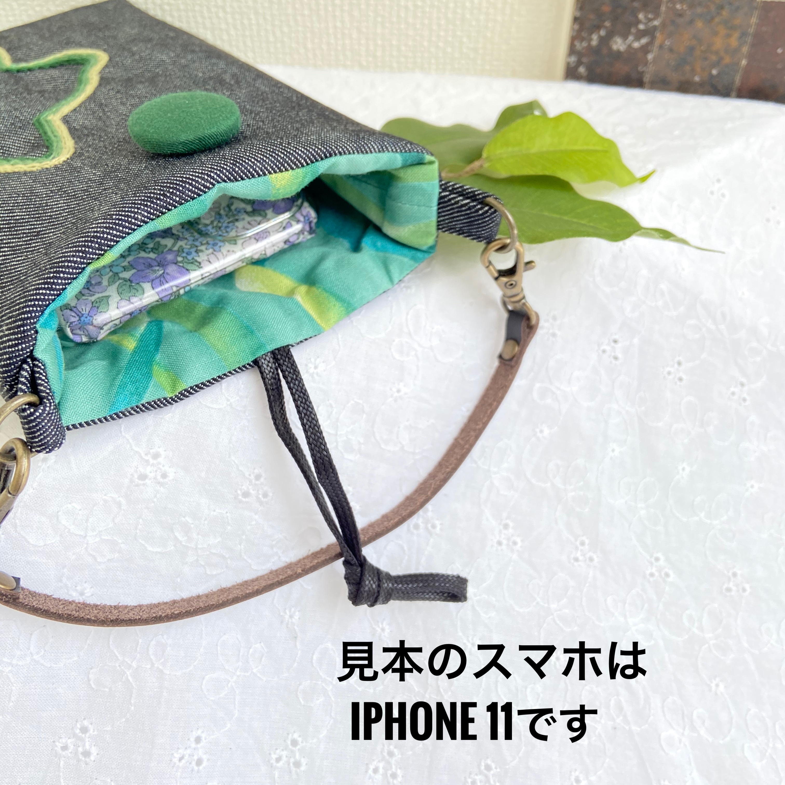 手刺繍のグラデーションねこスマホポーチ ブラックデニム グリーン Iichi ハンドメイド クラフト作品 手仕事品の通販