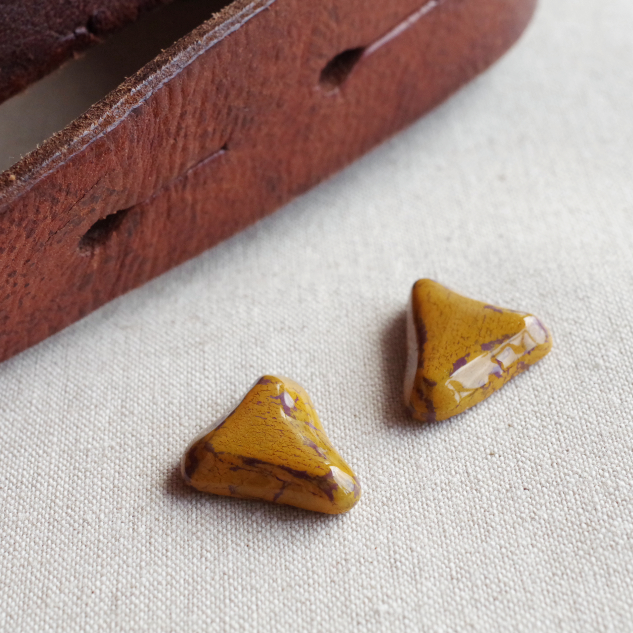 C 25 からし色の三角ピアス イヤリング シャビー アンティーク 山吹色 一点もの Iichi ハンドメイド クラフト作品 手仕事品の通販