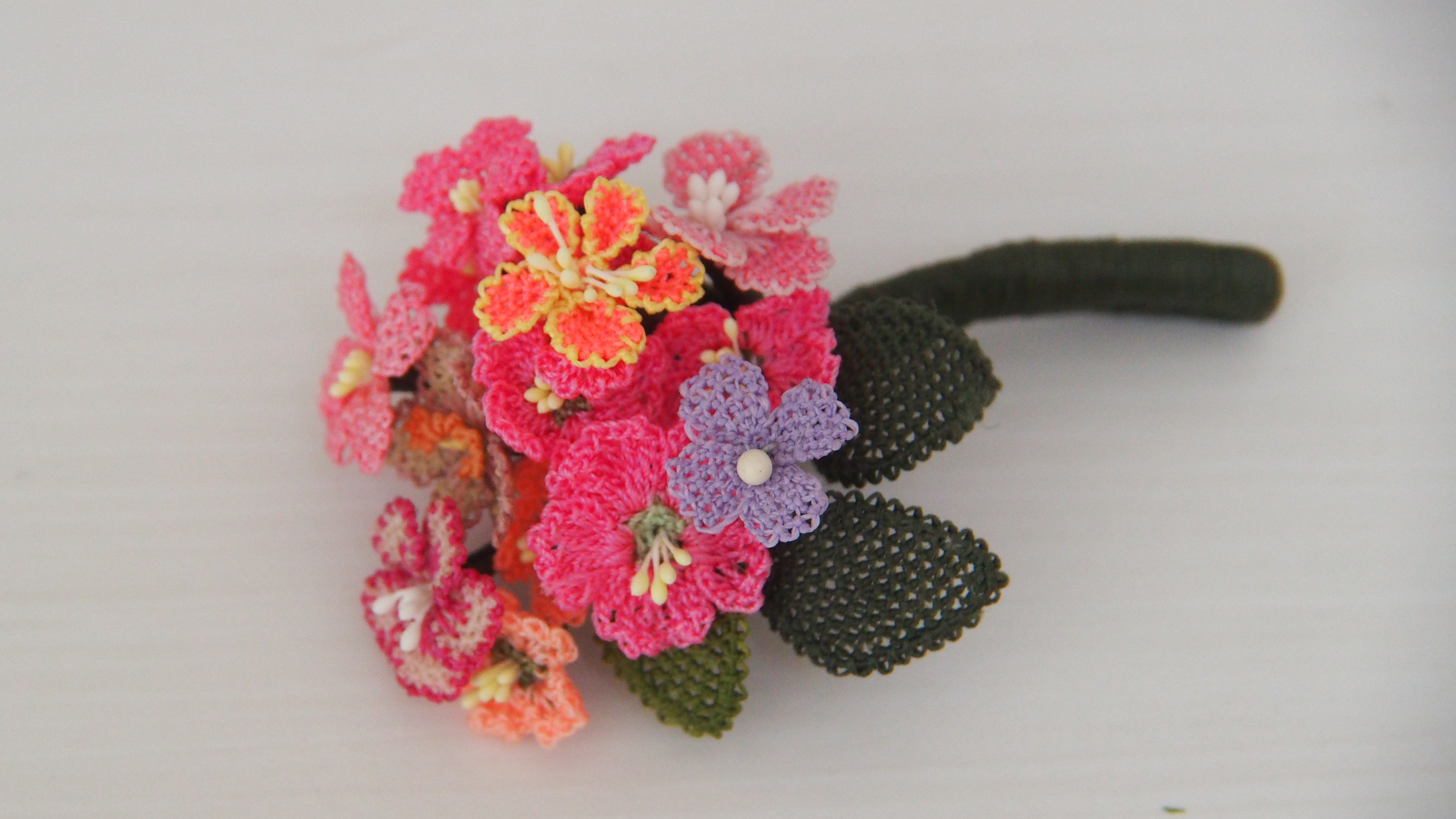 ピンクの花束 糸だけで出来ているブローチ Iichi ハンドメイド クラフト作品 手仕事品の通販