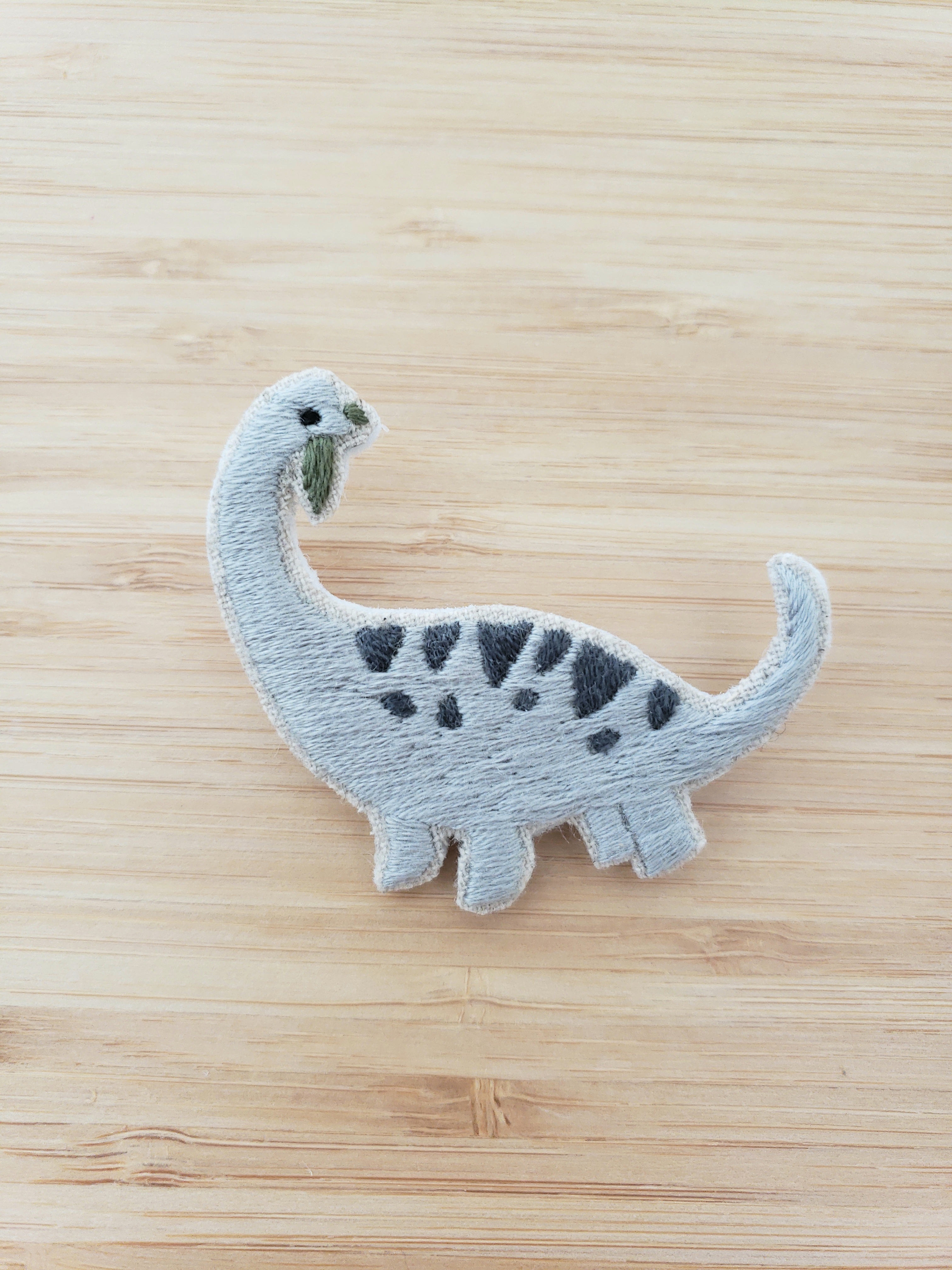 恐竜の刺繍ブローチ ブラキオサウルス 受注製作 Iichi ハンドメイド クラフト作品 手仕事品の通販