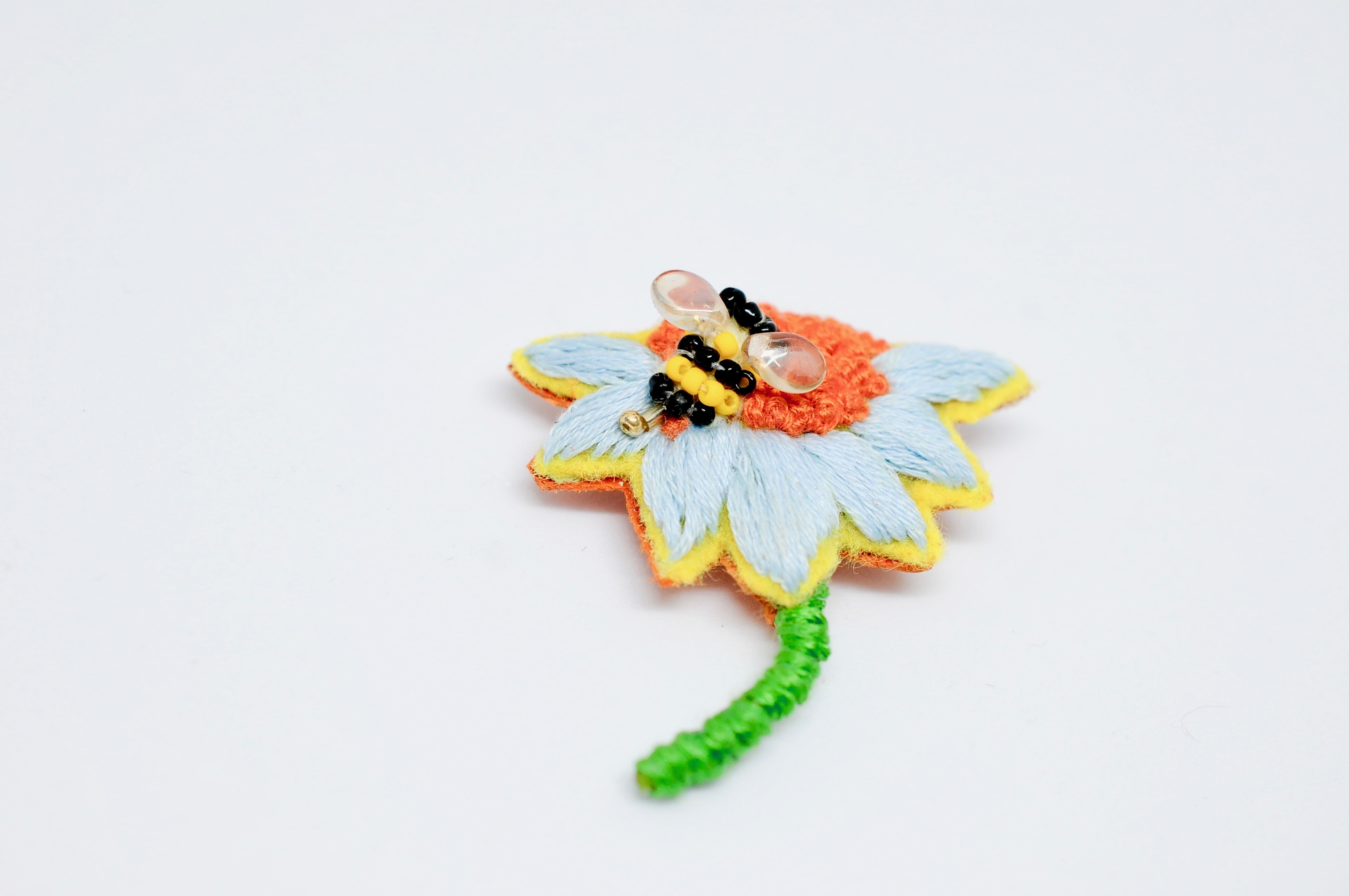 刺繍ブローチ 花とハチ ブルー Iichi ハンドメイド クラフト作品 手仕事品の通販