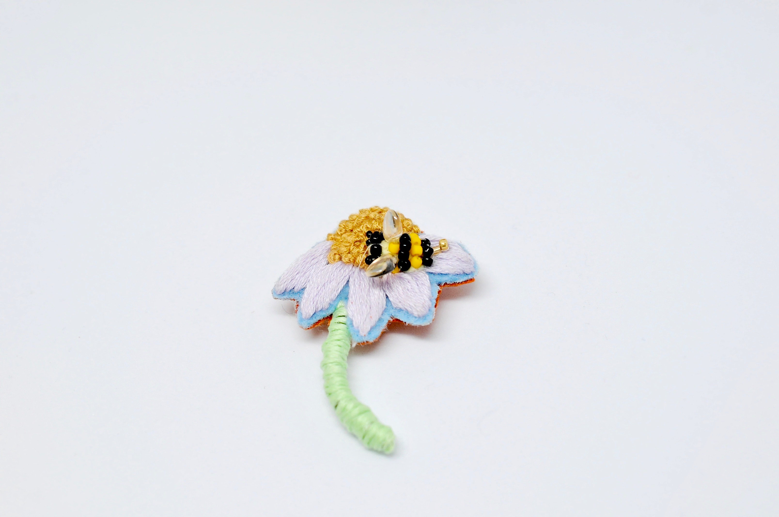 刺繍ブローチ 花とハチ パープル Iichi ハンドメイド クラフト作品 手仕事品の通販