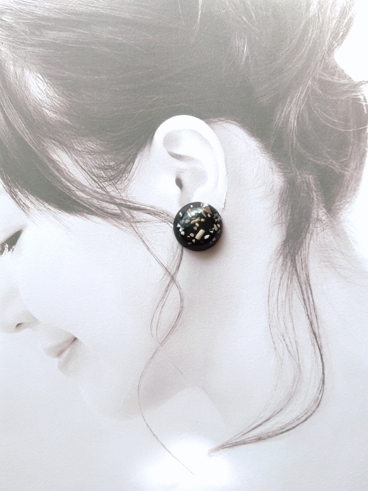 好きなものを散りばめて シェルモチーフ ブラック 大人可愛いピアス イヤリング Iichi ハンドメイド クラフト作品 手仕事品の通販