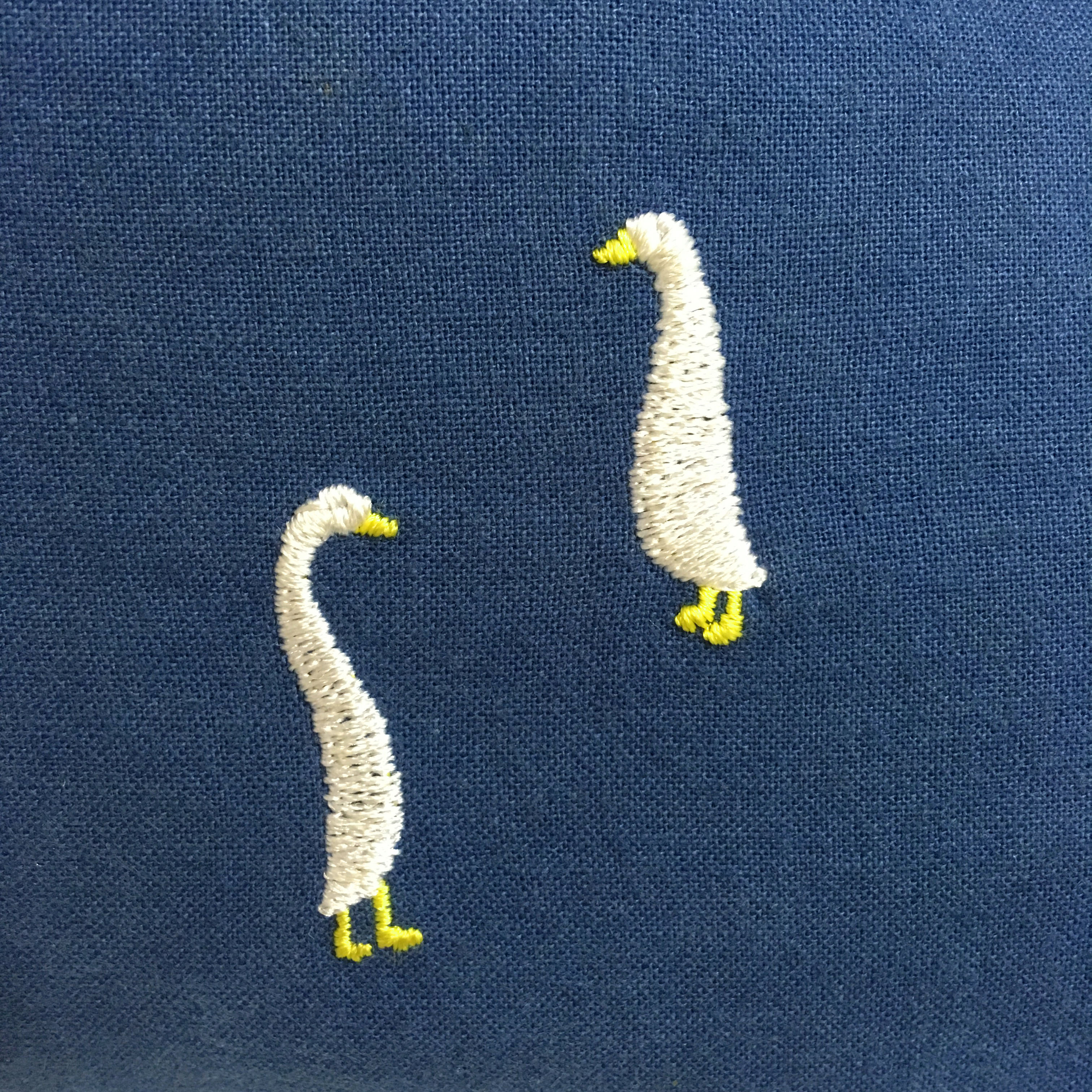 刺繍入りエプロン ガチョウ柄 雑誌の表紙に抜擢された作品です Iichi ハンドメイド クラフト作品 手仕事品の通販