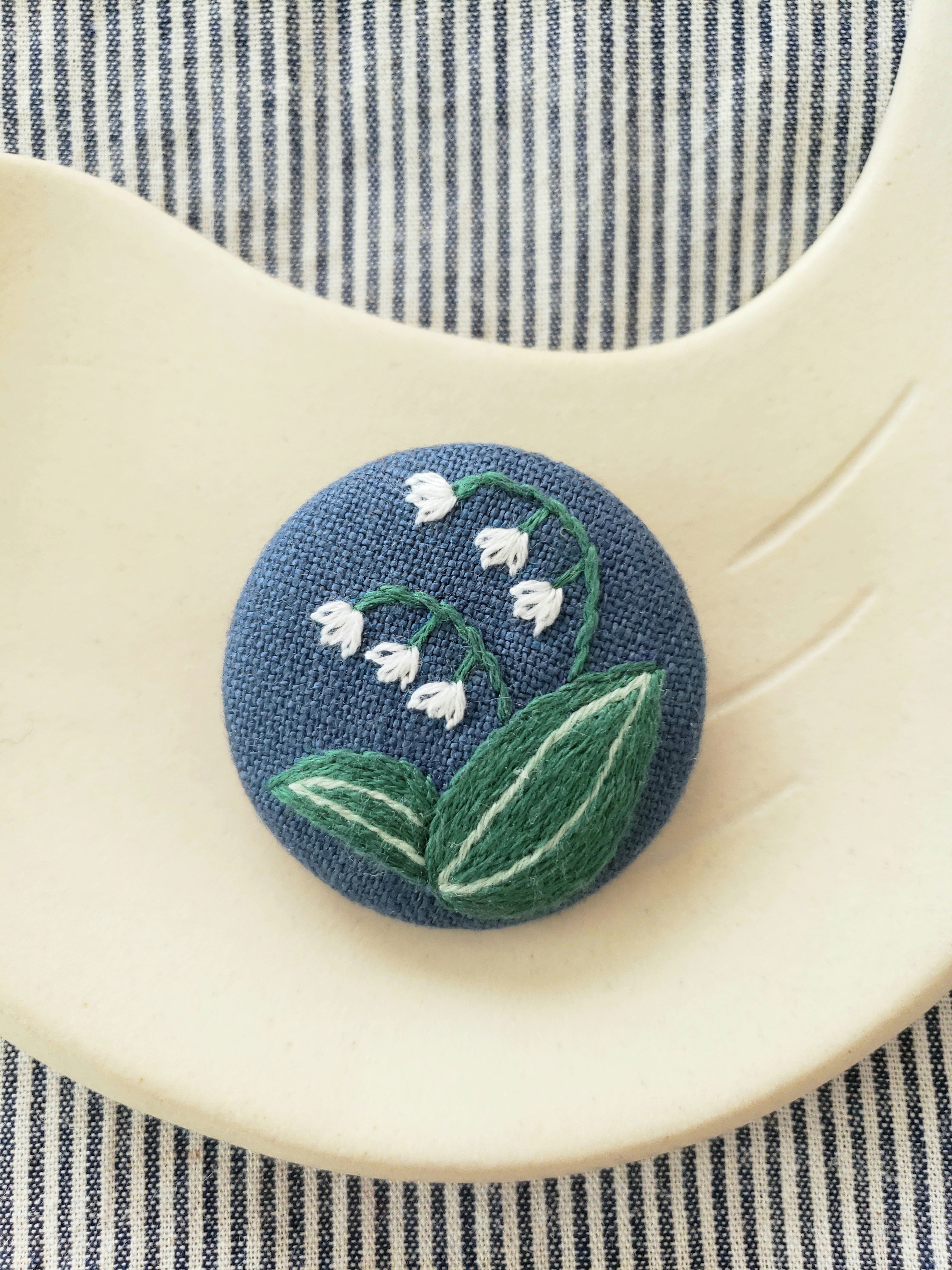 すずらんの刺繍ブローチ ブルー Iichi ハンドメイド クラフト作品 手仕事品の通販