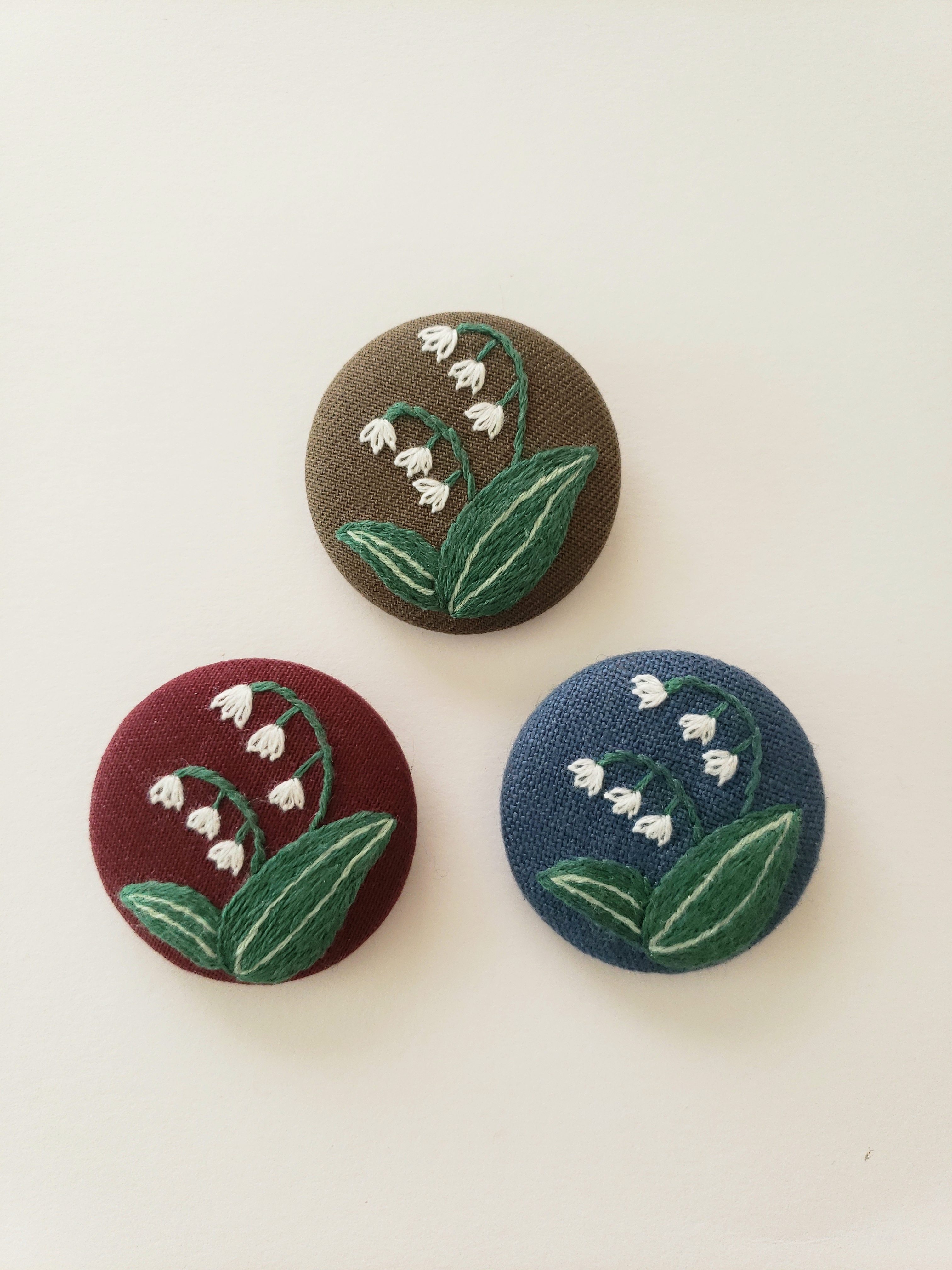 すずらんの刺繍ブローチ ブルー Iichi ハンドメイド クラフト作品 手仕事品の通販