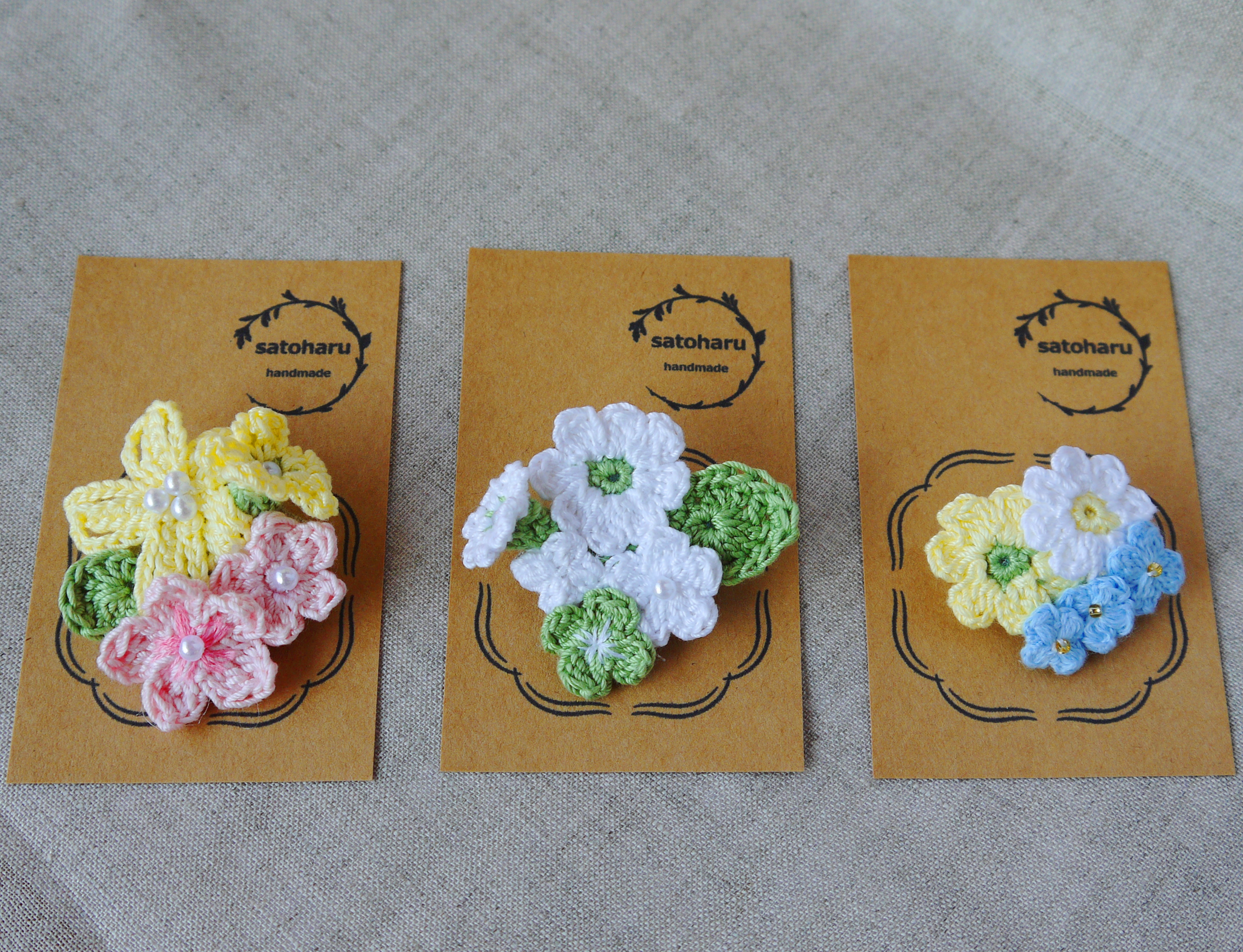 白い花と四葉のクローバーのブローチ Iichi ハンドメイド クラフト作品 手仕事品の通販