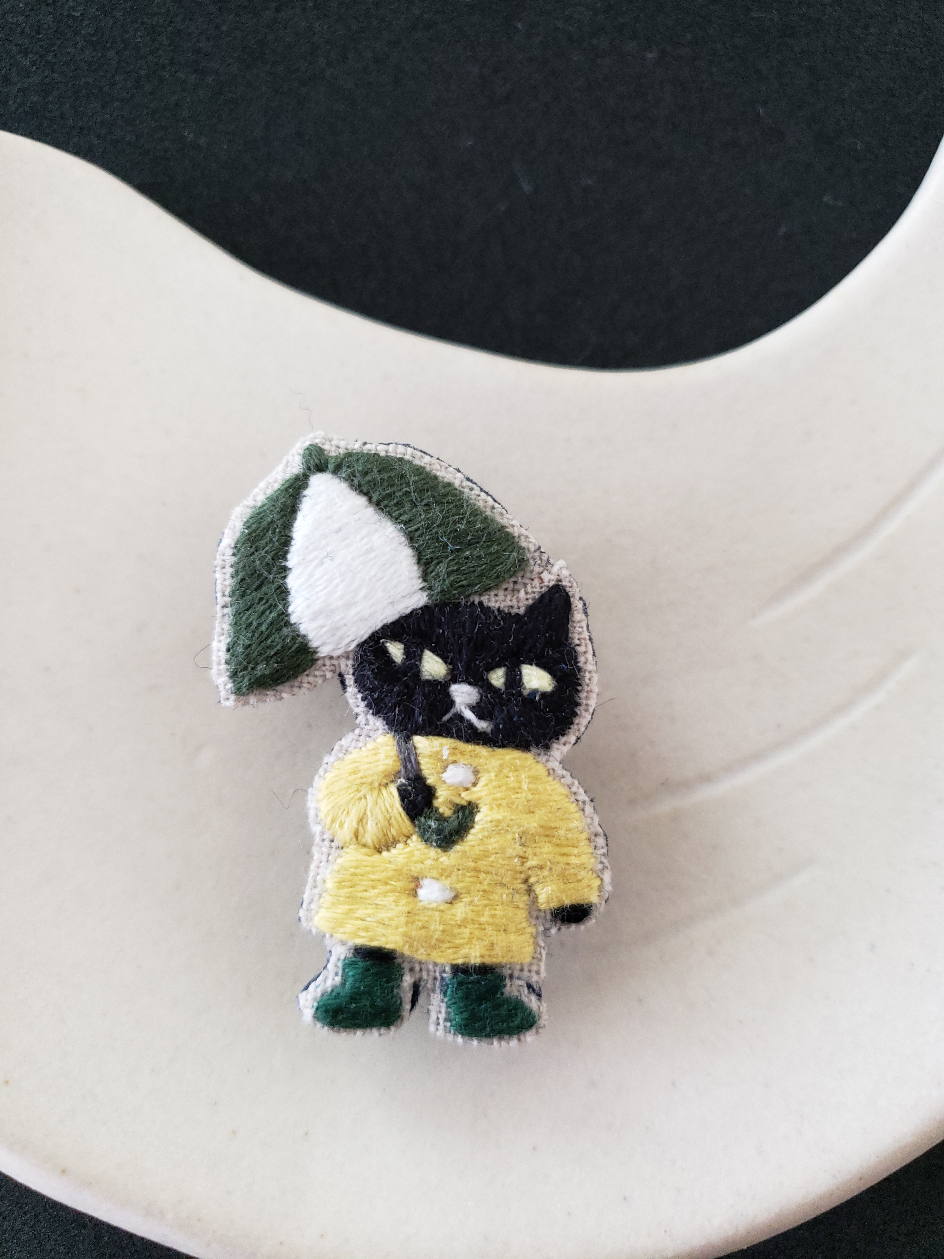 雨の日の黒猫刺繍ブローチ 受注製作 Iichi ハンドメイド クラフト作品 手仕事品の通販