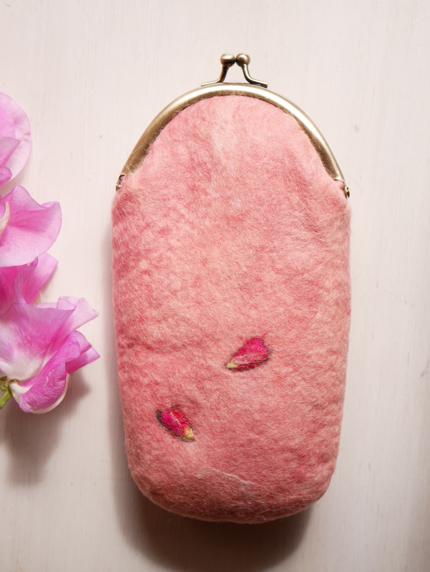 ピンクの花びらとオカメインコの羊毛フェルトがま口 Iichi ハンドメイド クラフト作品 手仕事品の通販