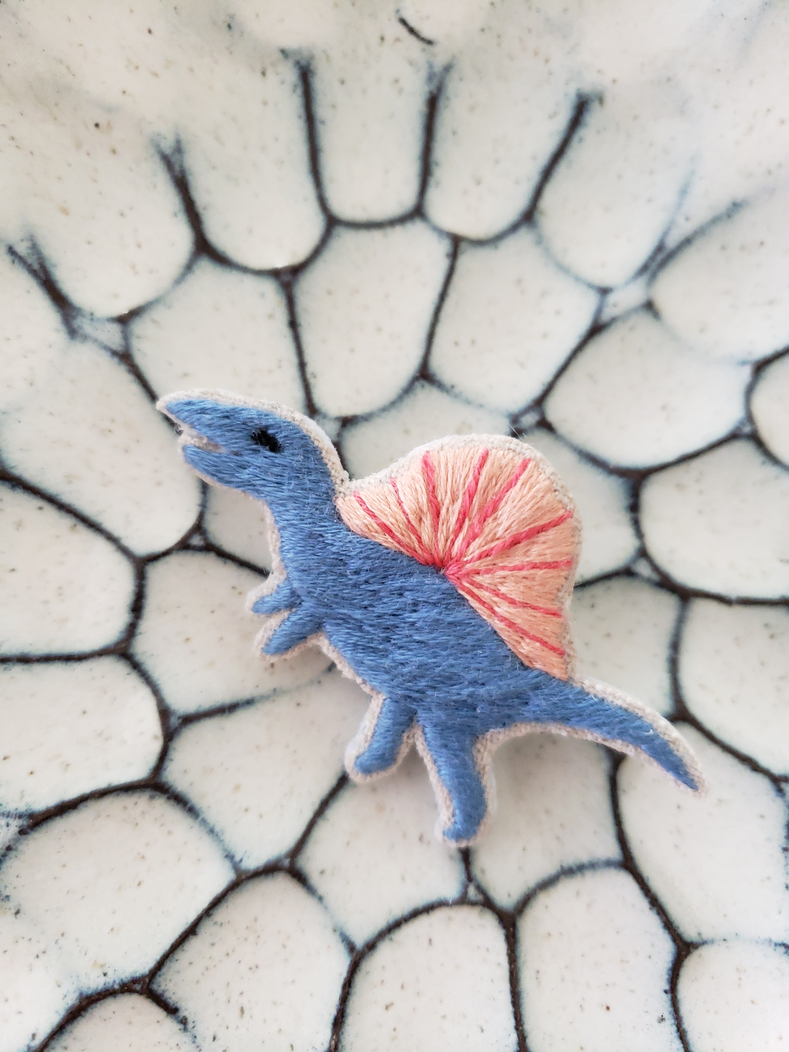 恐竜の刺繍ブローチ スピノサウルス 受注製作 Iichi ハンドメイド クラフト作品 手仕事品の通販