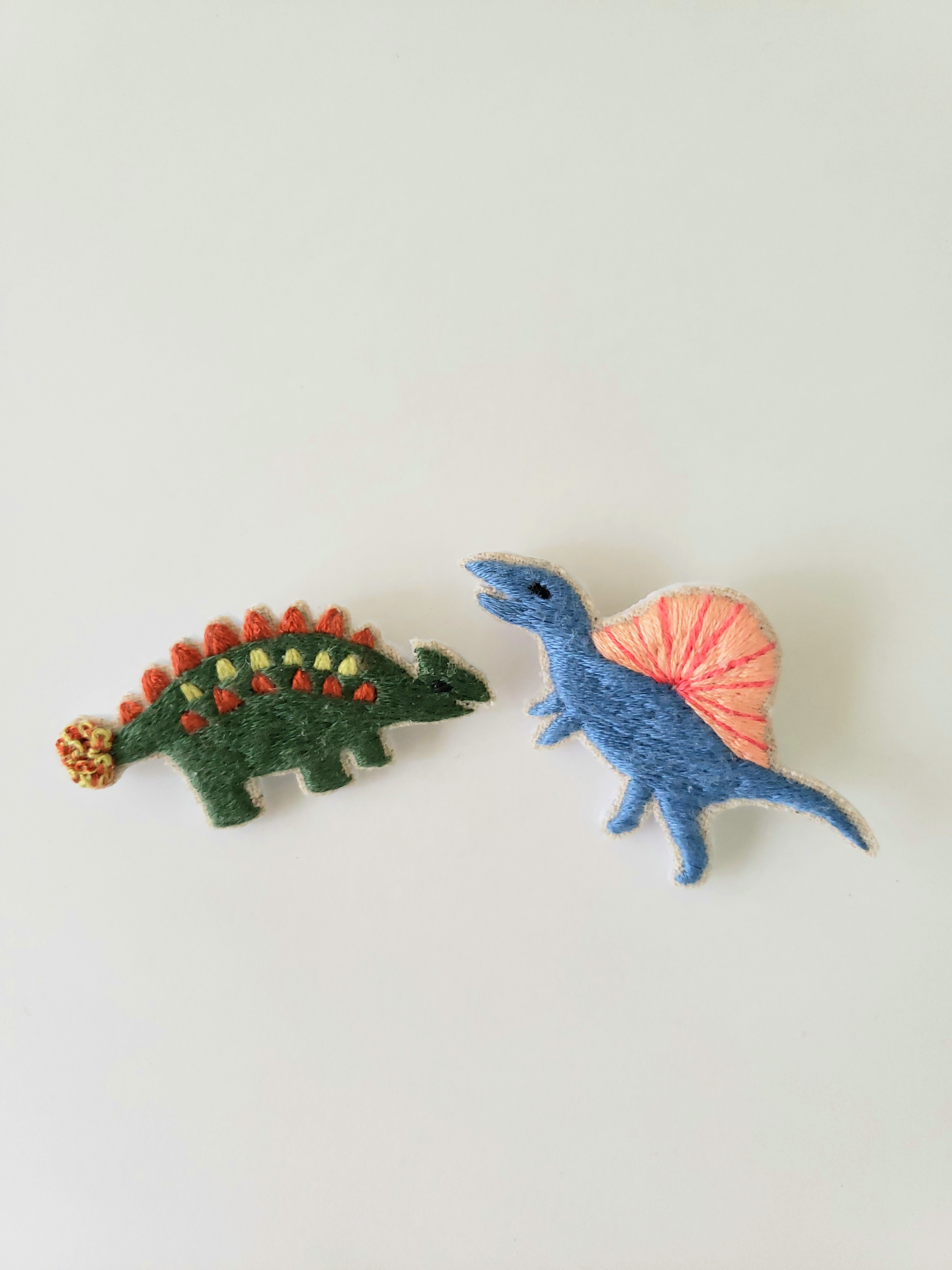 恐竜の刺繍ブローチ スピノサウルス 受注製作 Iichi ハンドメイド クラフト作品 手仕事品の通販