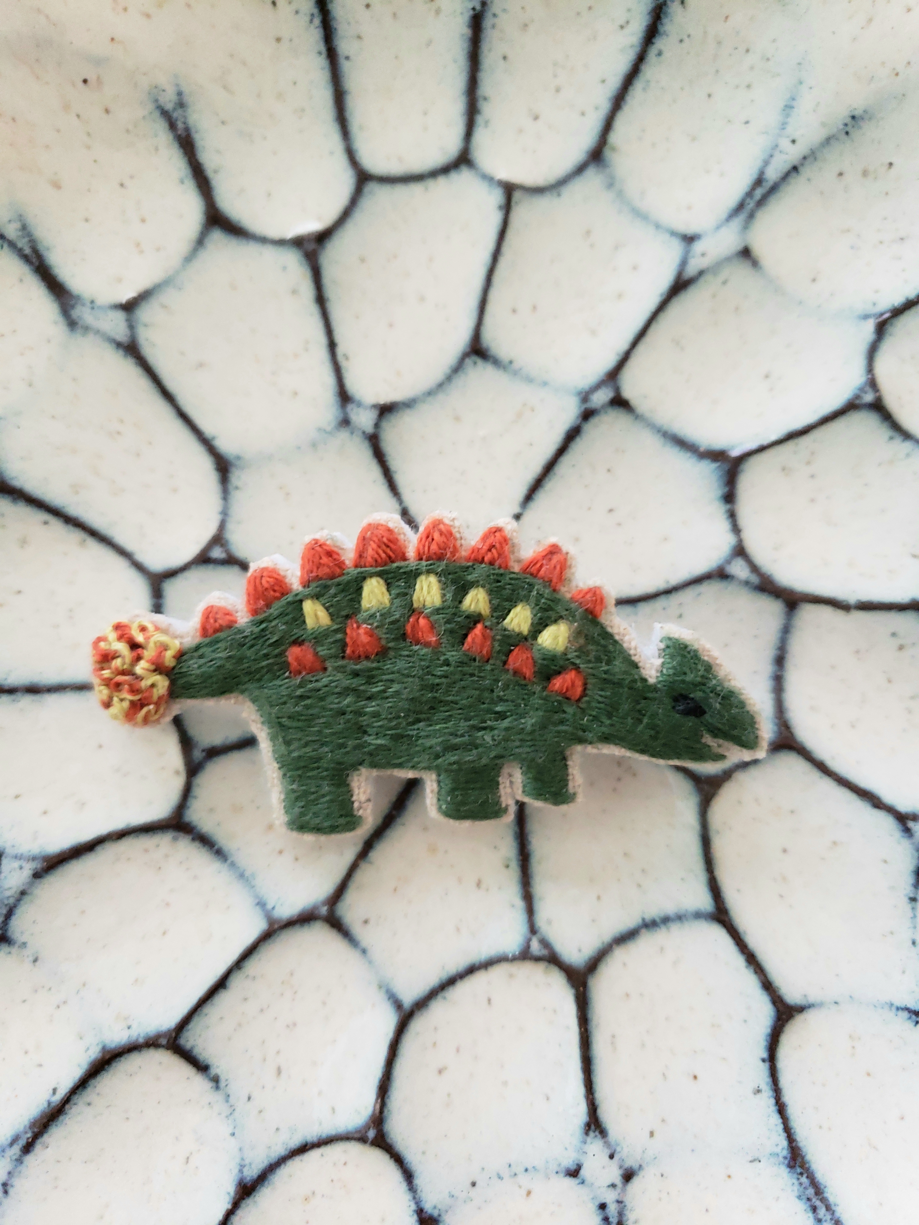恐竜の刺繍ブローチ アンキロサウルス 受注製作 Iichi ハンドメイド クラフト作品 手仕事品の通販