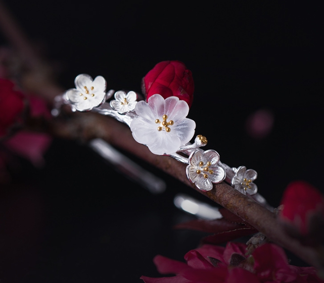 サンカヨウのバングル シルバー 水晶 朝露を吸って花びらが透明になる美しい花 サンカヨウ 0017 Iichi ハンドメイド クラフト作品 手仕事品の通販