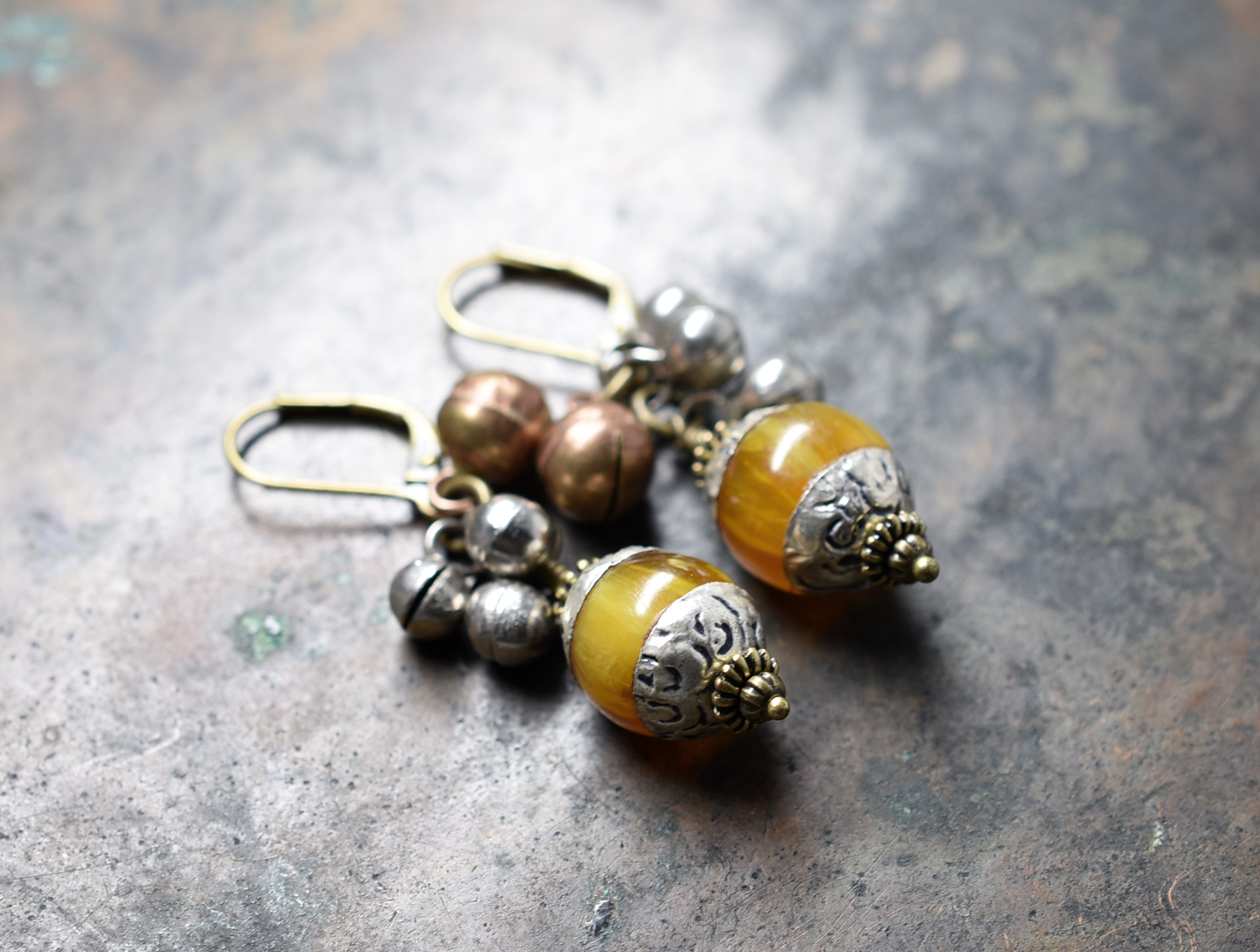 琥珀色アフガニスタンパーツと2種類の鈴ピアス Iichi ハンドメイド クラフト作品 手仕事品の通販