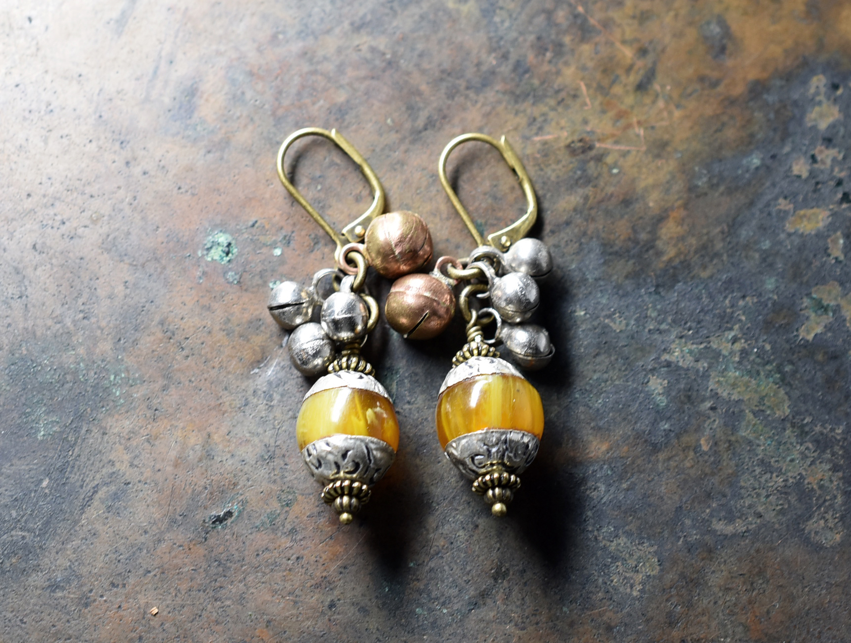 琥珀色アフガニスタンパーツと2種類の鈴ピアス Iichi ハンドメイド クラフト作品 手仕事品の通販