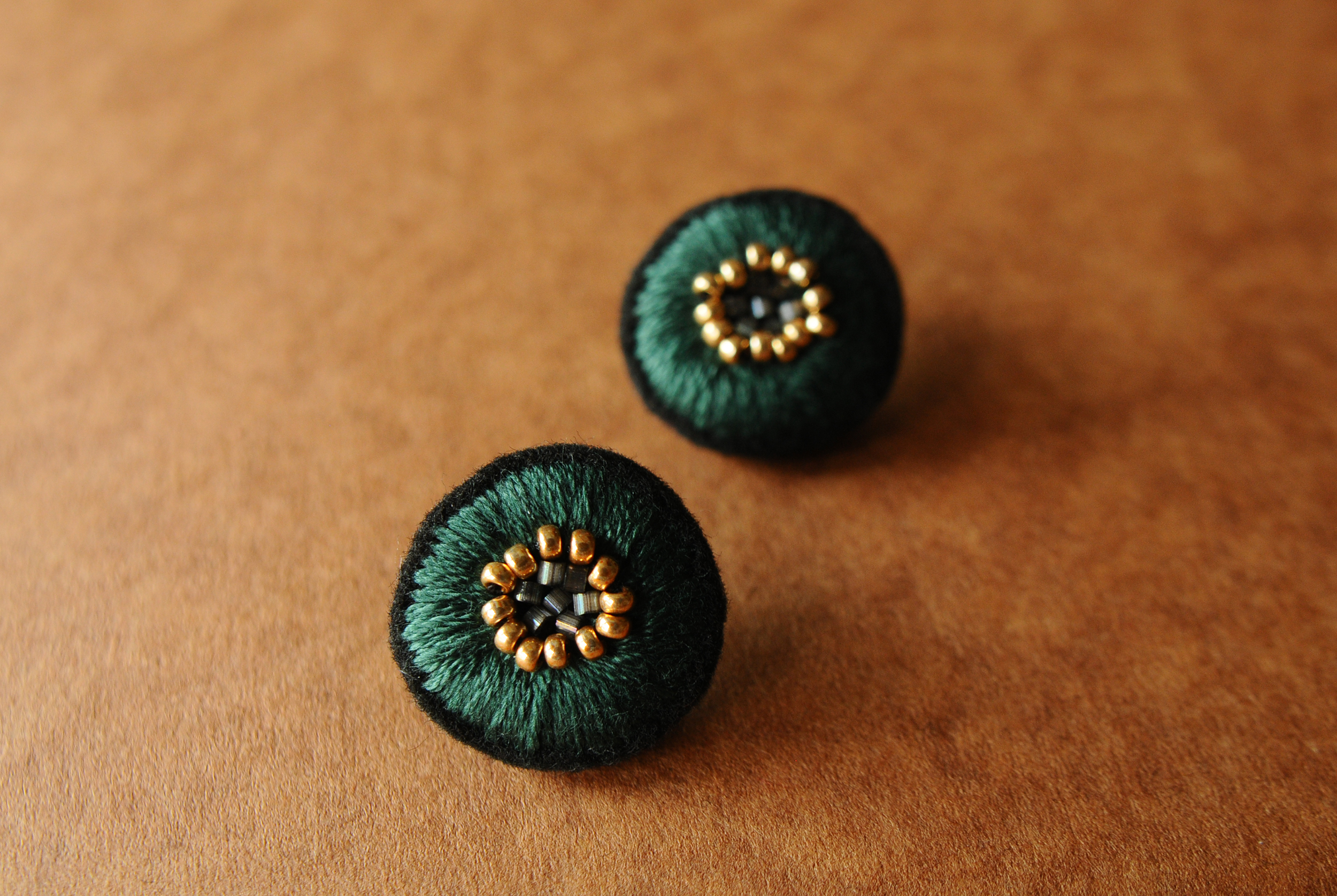 Stella 遊び好きの星 刺繍ピアス ベイクドグリーン 2way Iichi ハンドメイド クラフト作品 手仕事品の通販